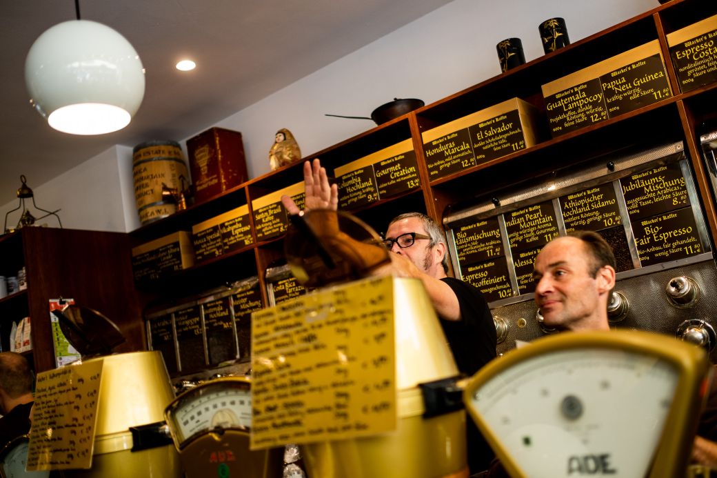 Contentproduktion Frankfurt – Team bei der Arbeit von Kaffee Wacker an der Kasse