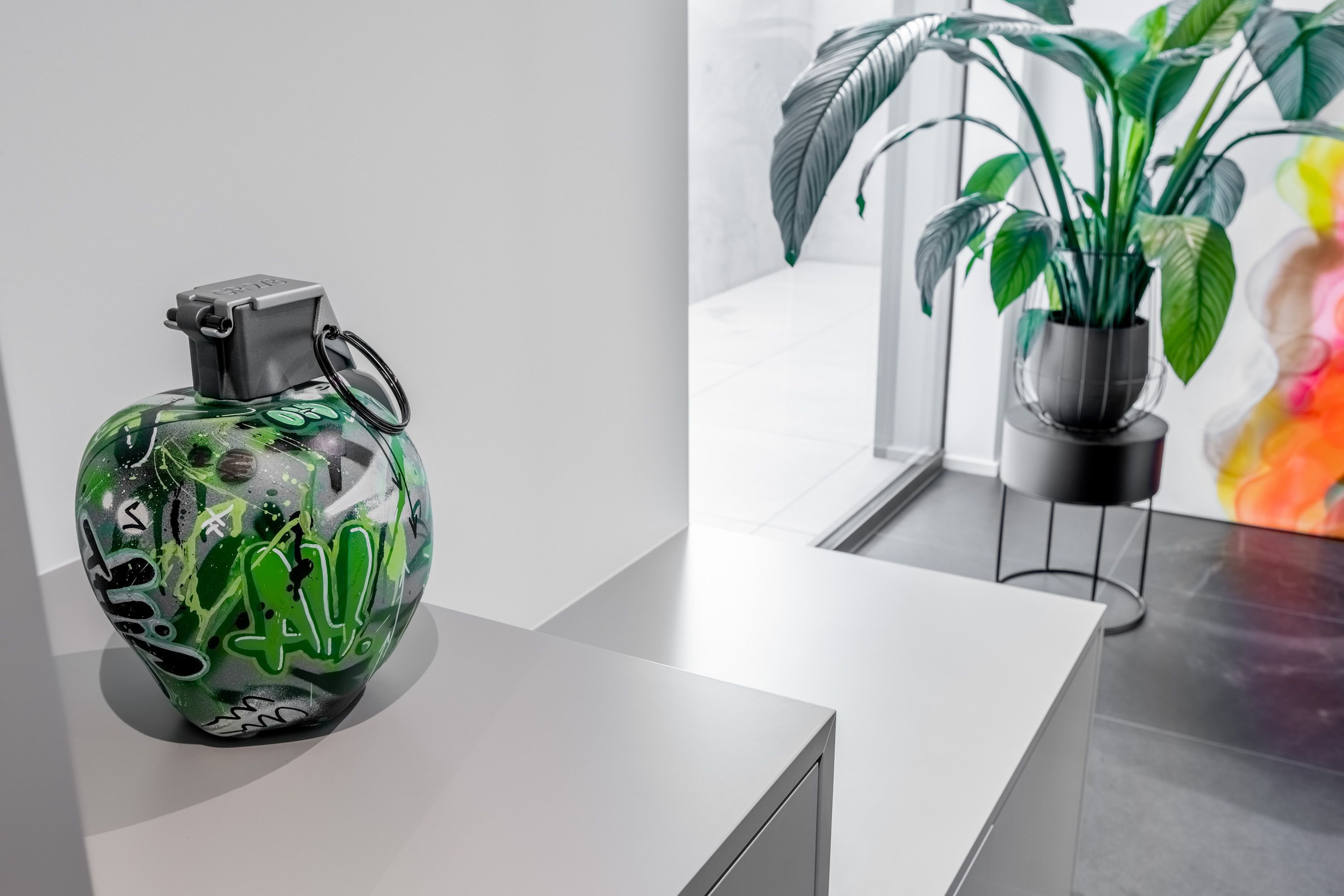 Detailfoto von Interior-Dekoration mit Graffiti-Vase – visuelles Storytelling für Interior-Marken