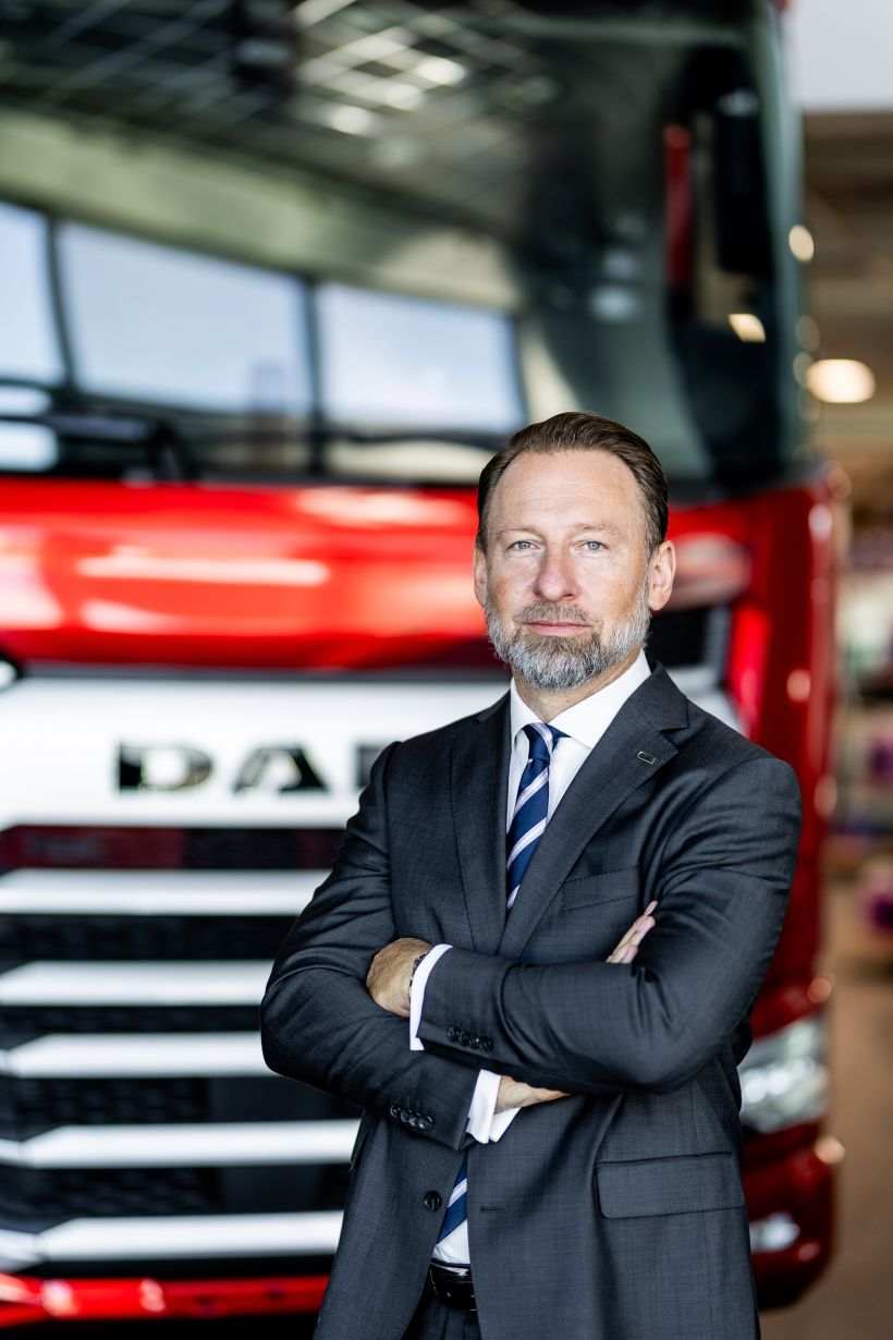 CEO Portrait Christoph Fitz vor DAF Truck im Showroom Frankfurt