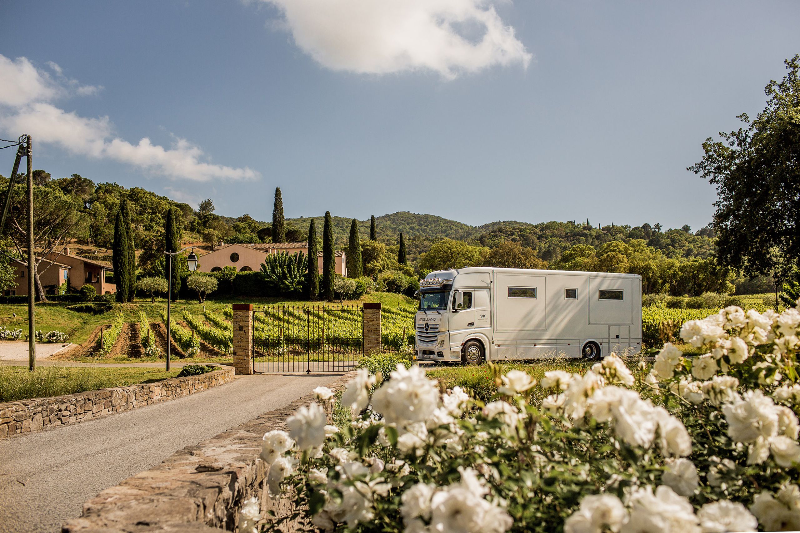 Werbeshooting & Filmproduktion für Magellano Wohnmobil auf Mercedes Actros Basis steht vor Weingut an der Cote dazur - seitlich zu sehen die Popouts