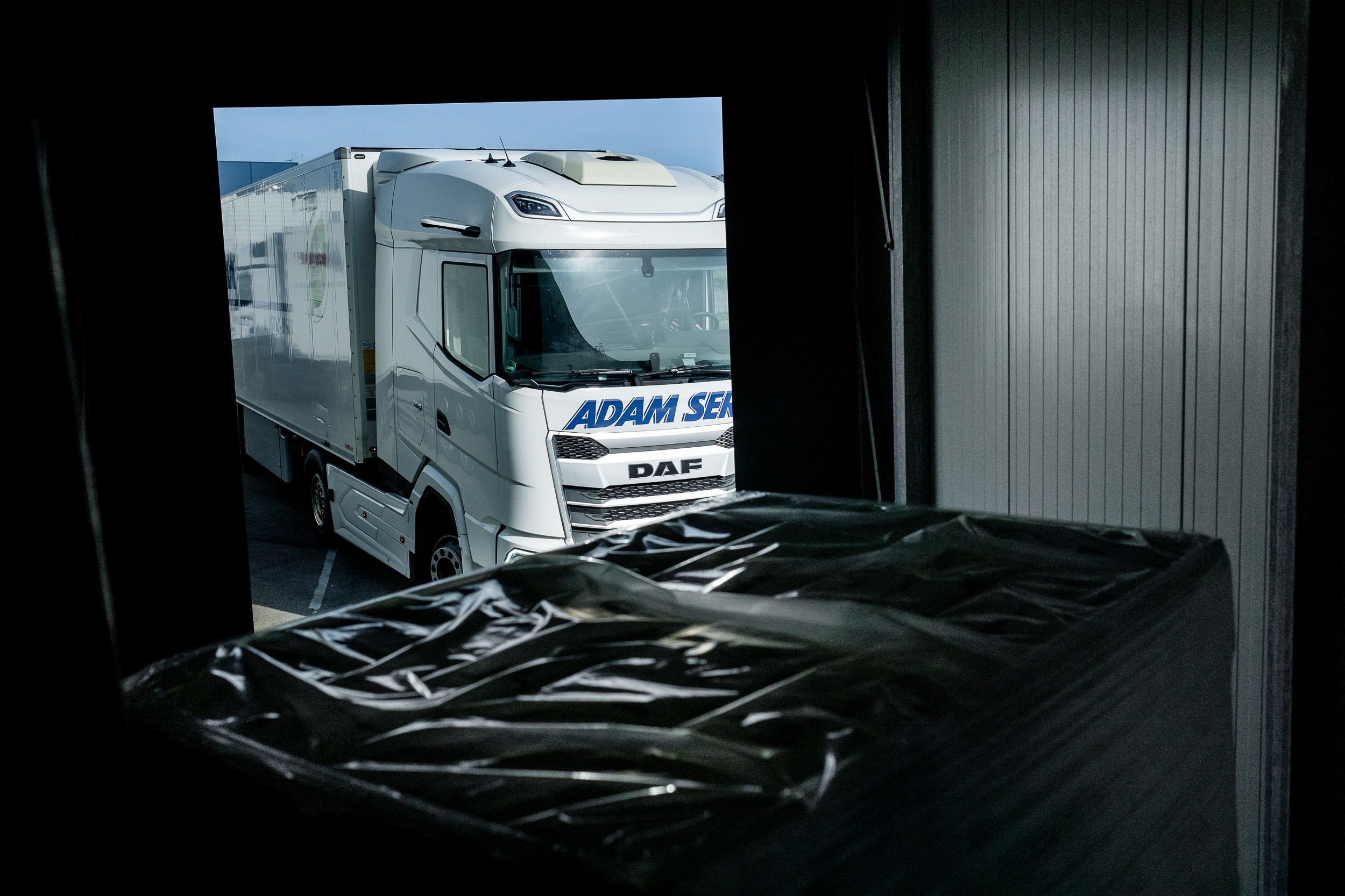 Adam Serr DAF Truck vor der Lagerhalle – Logistikreportage & Contentproduktion