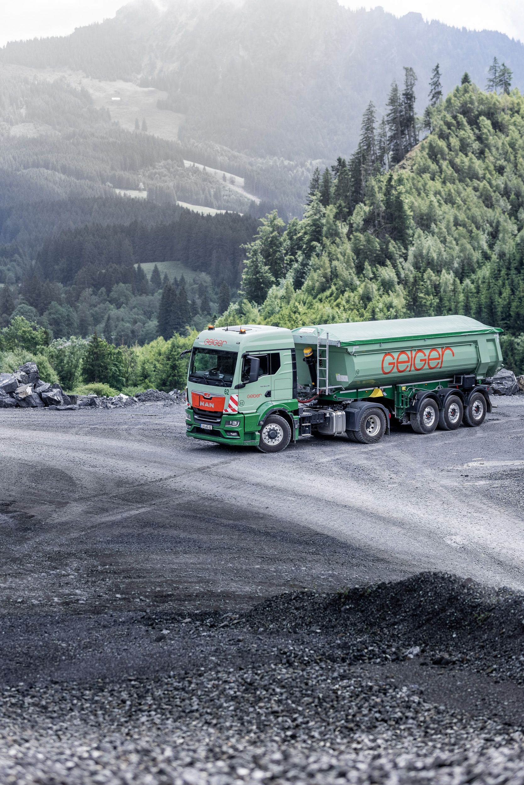 Social Media Content und Brand Content für Industriebetriebe - Werbefotografie mit MAN TGX im Steinbruch