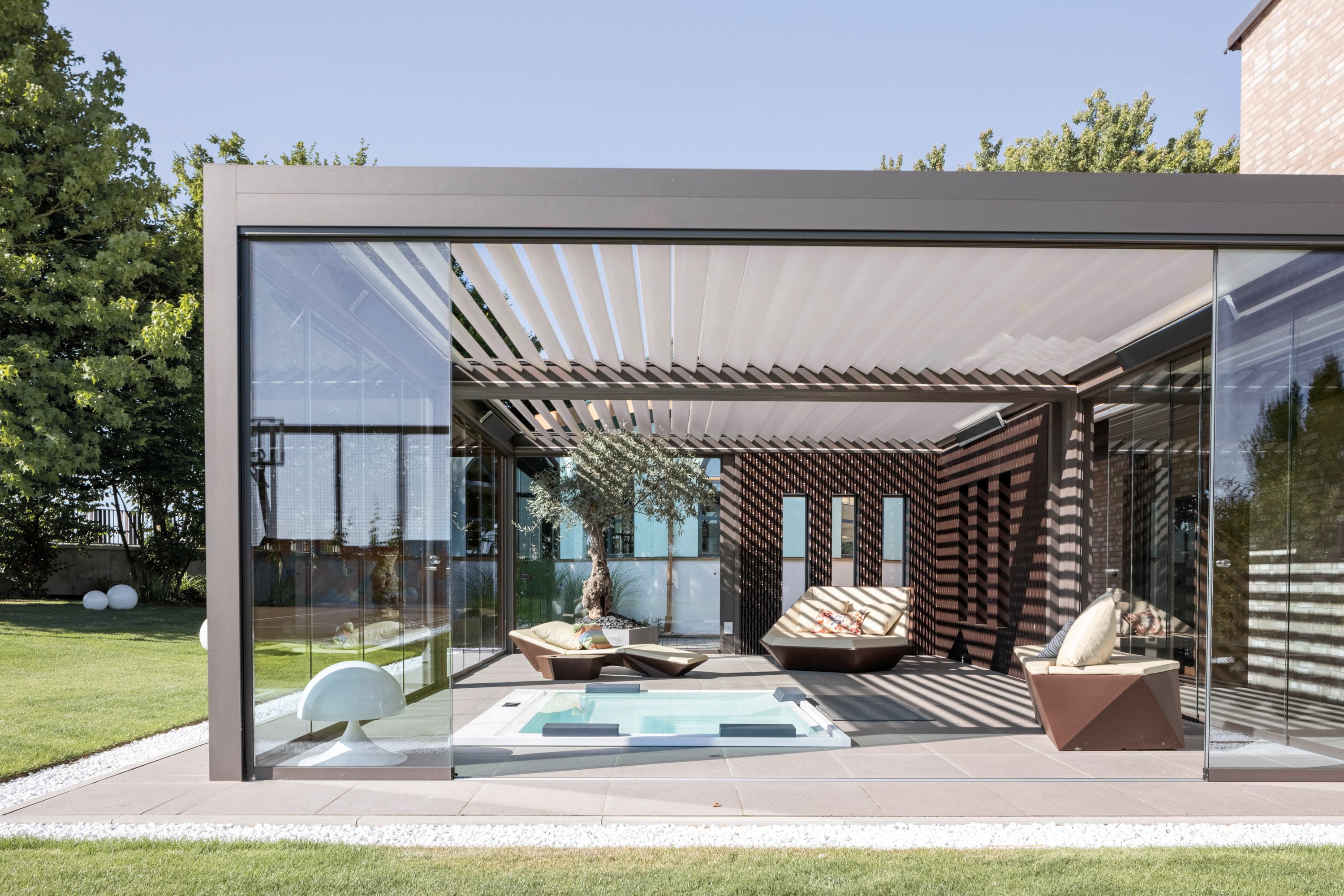 Architekturfotografie - Außenanlage mit Lamellendächern, Pool im Wintergarten 