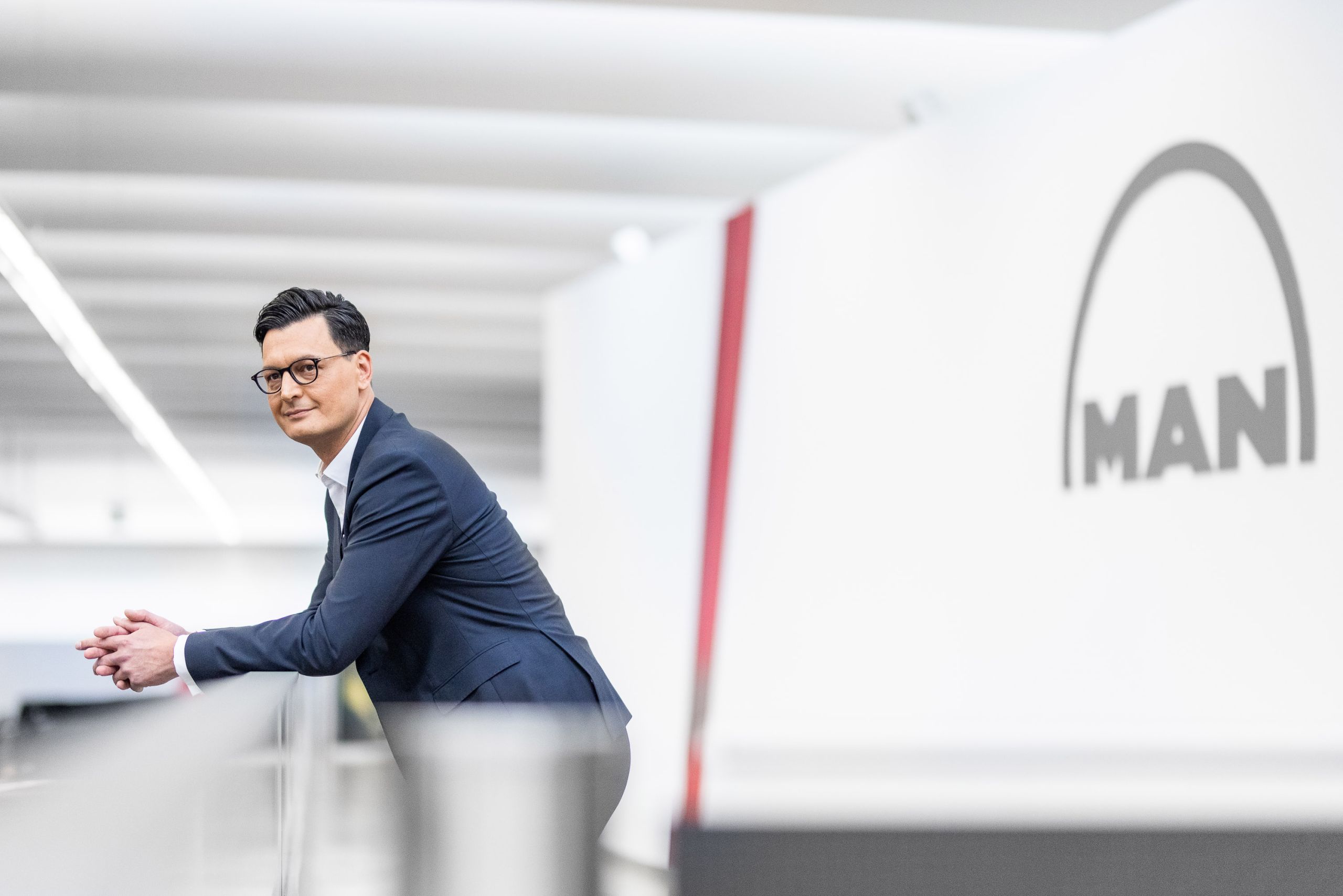 Content für Employer Branding - Portraits von Führungskräften der MAN in München - Person schaut Visionär in die Ferne