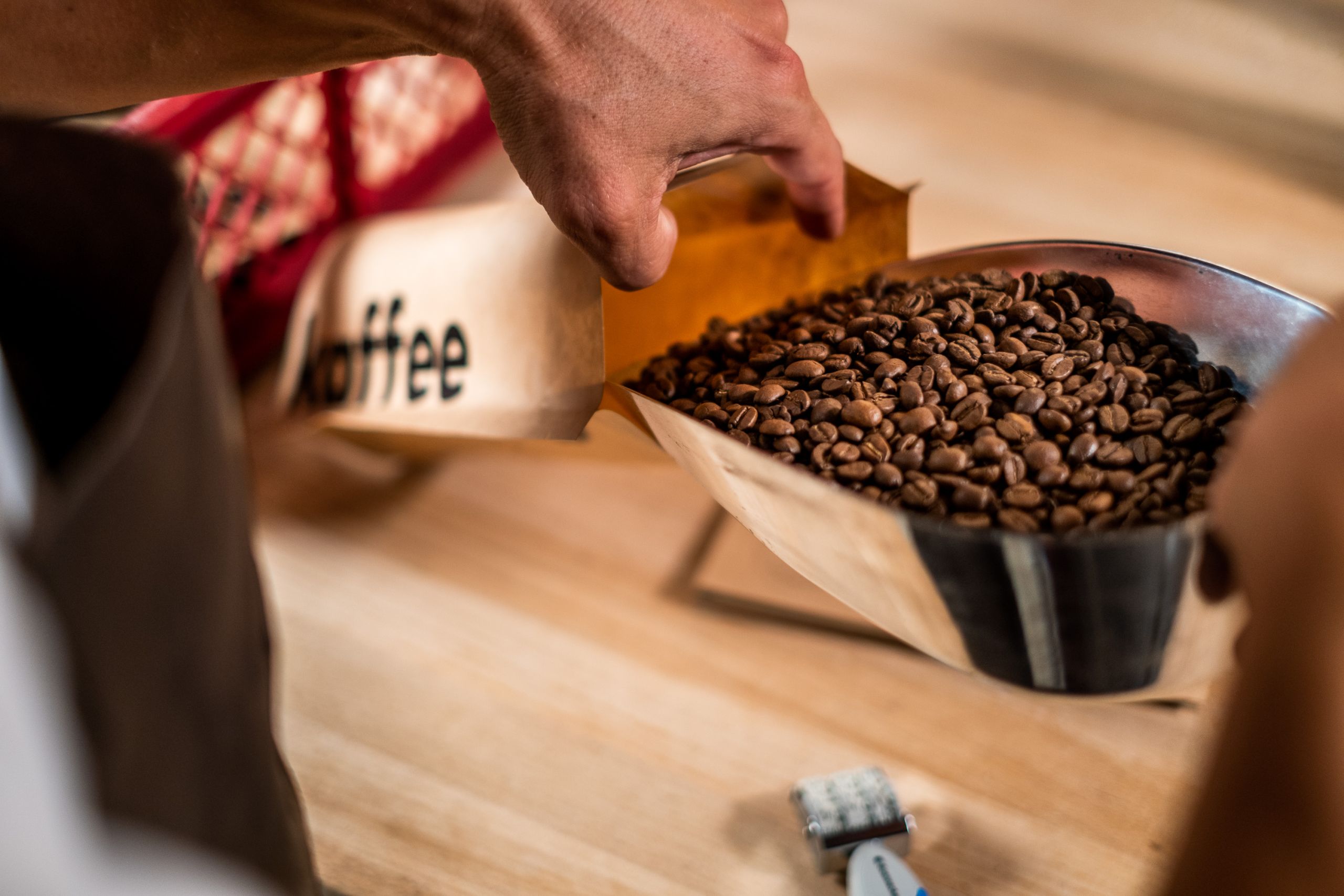 Kaffee wird abgefüllt in Kaffetüten der Bäckerei Happ - Rösterei aus Fulda