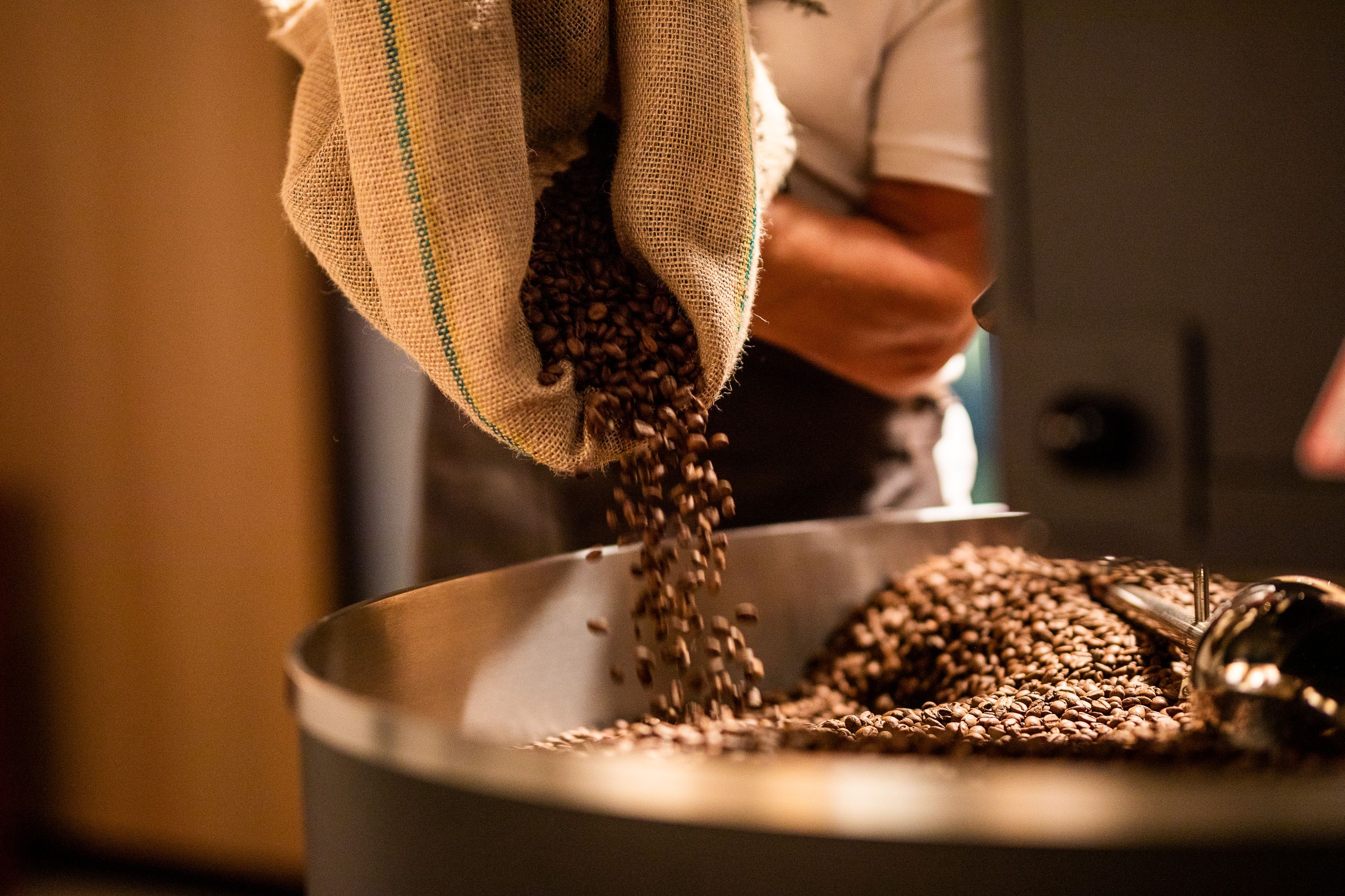 Imageaufnahme von fertig gerösteten Kaffeebohnen an der Röstmaschine 