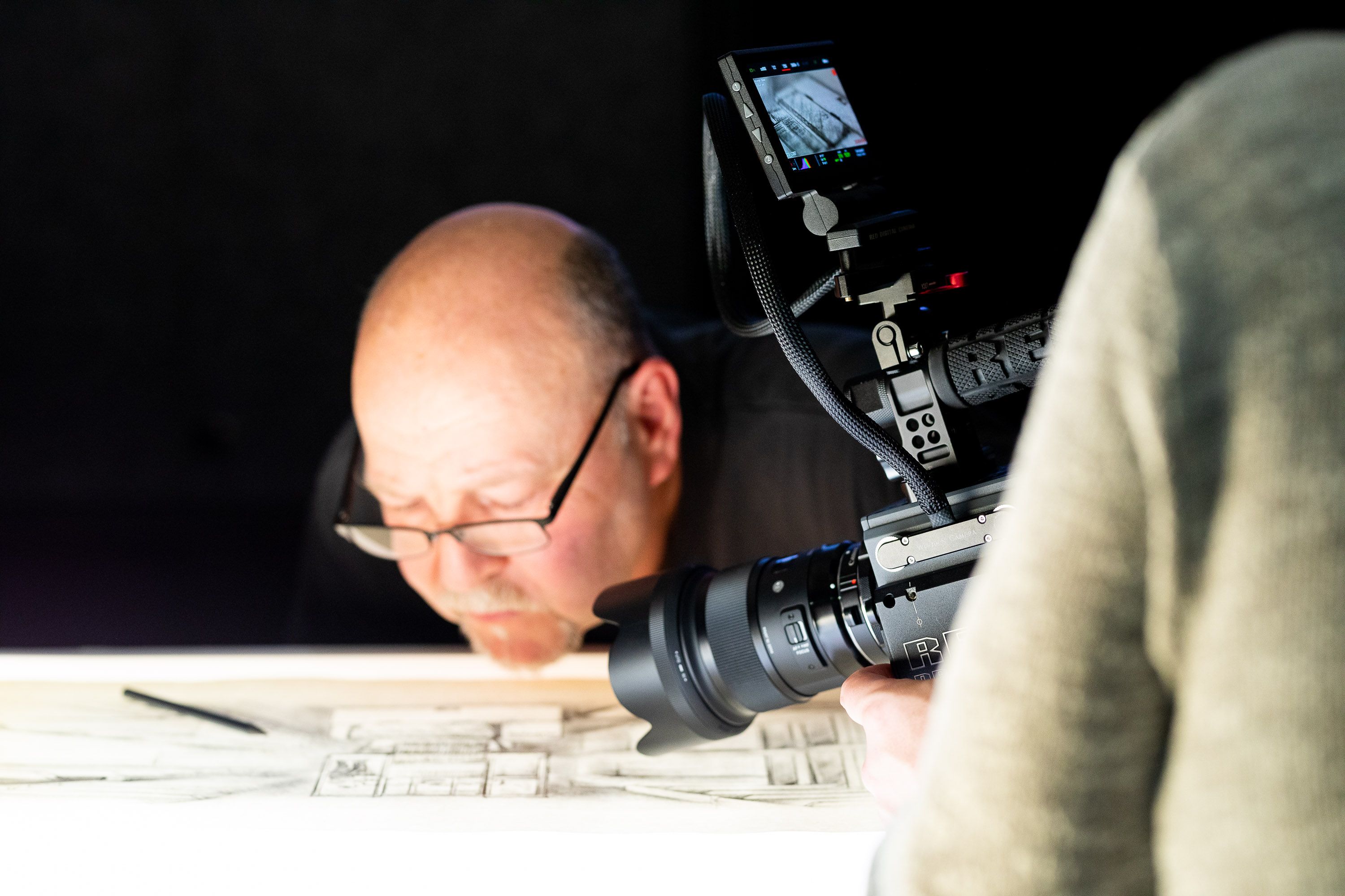 Sigma Linse mit Macro Adapter beim Filmdreh mit Red Scarlet Camera an Schreibtisch