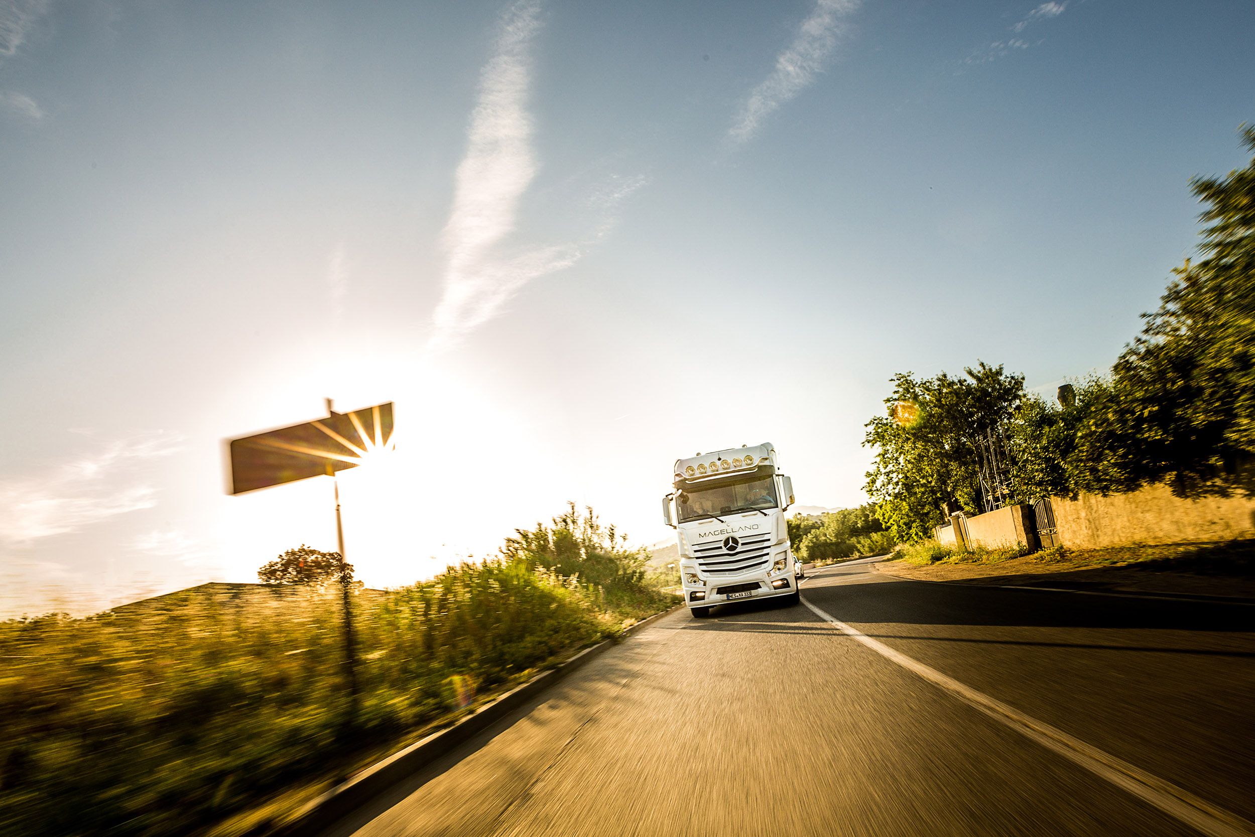 Rolling Shot von magellano reisemobil auf den Straßen von Südfrankreich für Imagekampagne
