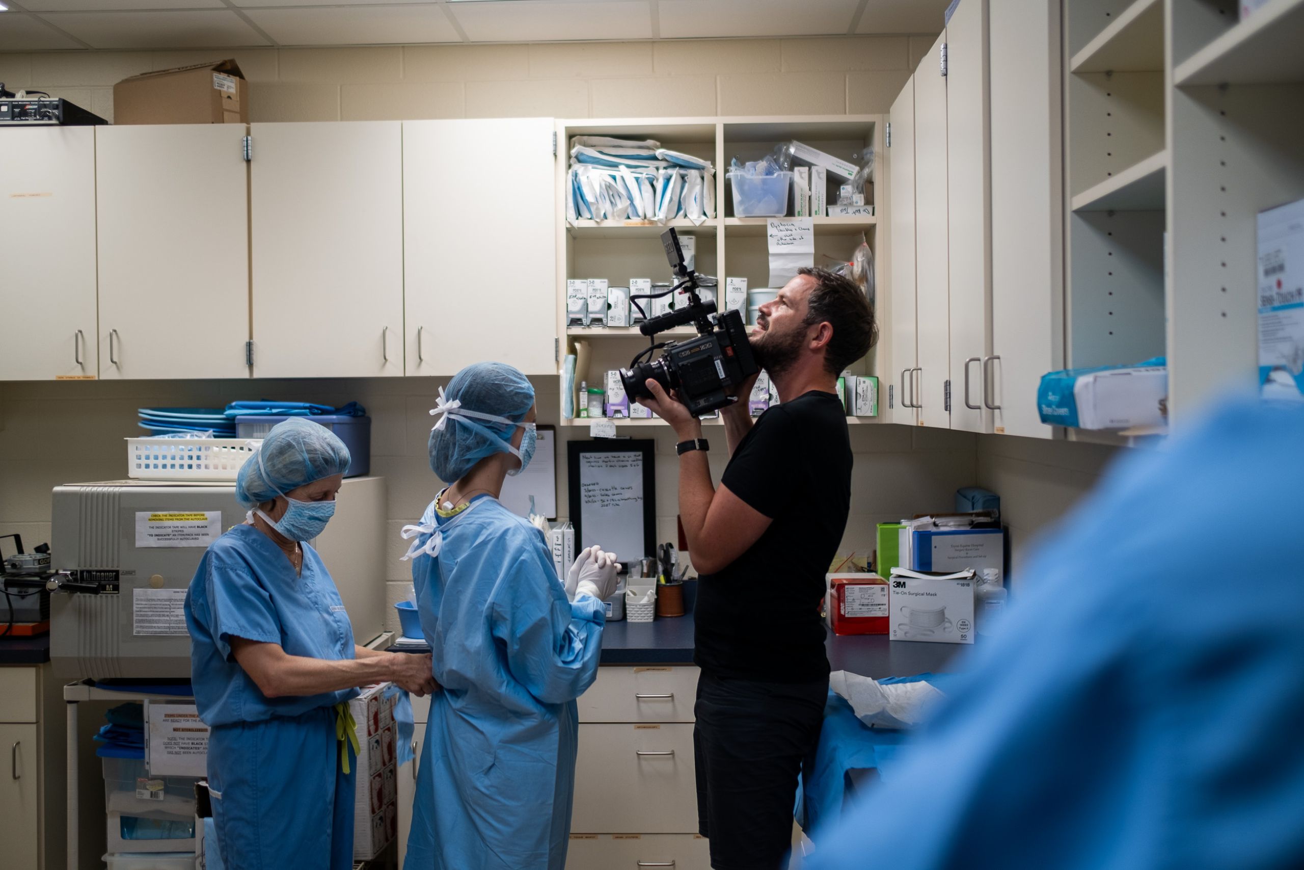 Imagefilm & Testimonial Filmdreh in einer Pferdeklinik mit zwei OP Krankenschwestern und Steffen Löffler mit Kamera- Behind the Scenes