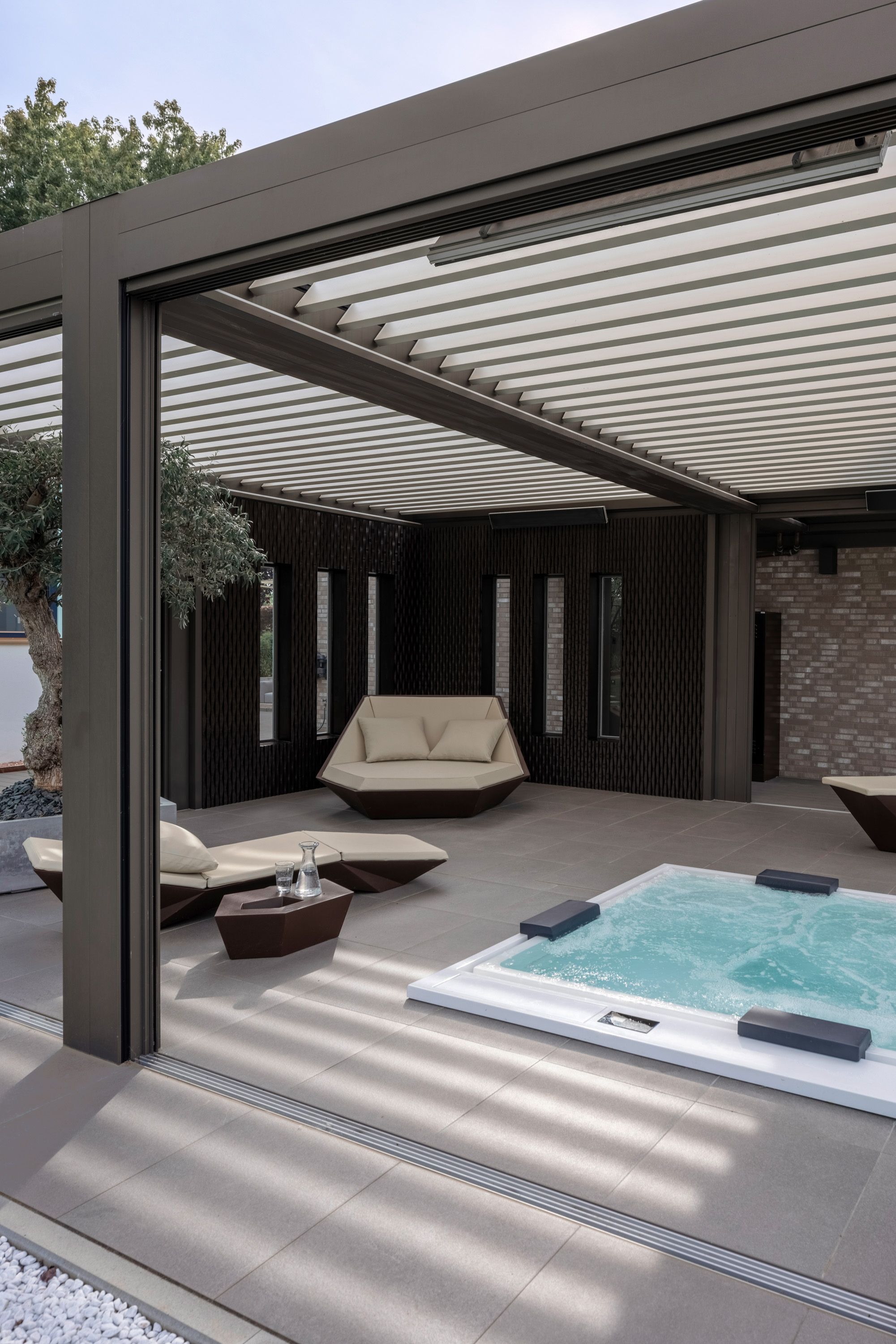 Jacuzzi unter einem Lamaxa von Warema - Fotografie für Lookbooks - Content für Social Media