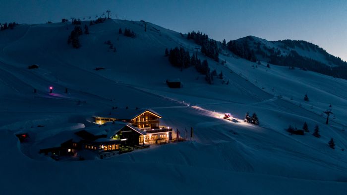 Sonnenalm Damüls bei Nacht - Fotoshooting eines Pistenbullys in der Dunkelheit mit Drohne