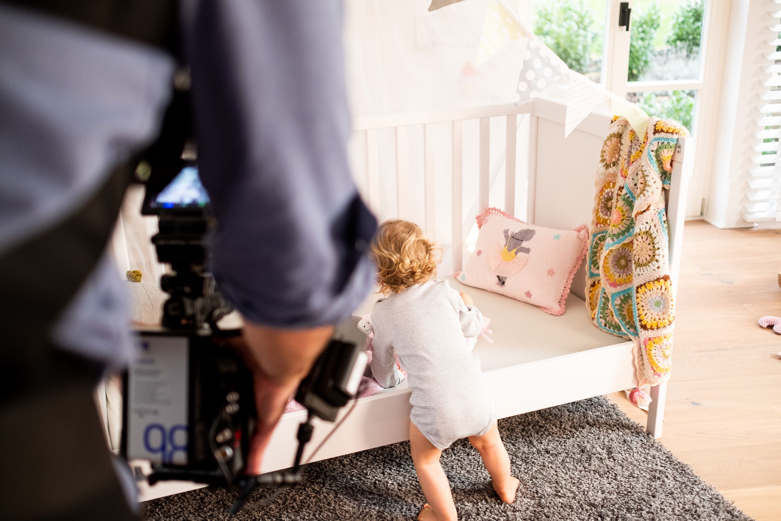 Filmproduktion & Content für Social Media für Baby Spielzeug und Babyprodukte am Set mit Baby am Kinderbett und Kameramann