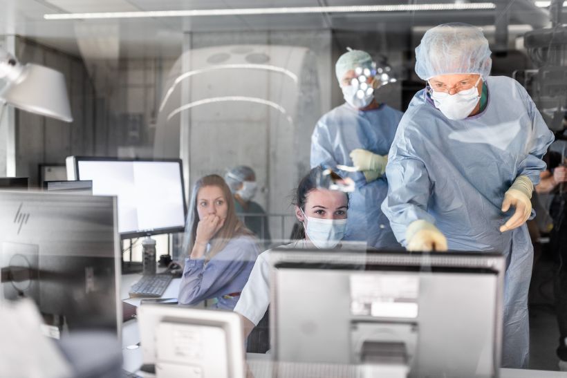 Ärzte Besprechen sich vor CT Monitoren in Tierklinik - Filmproduktion mit Löffler