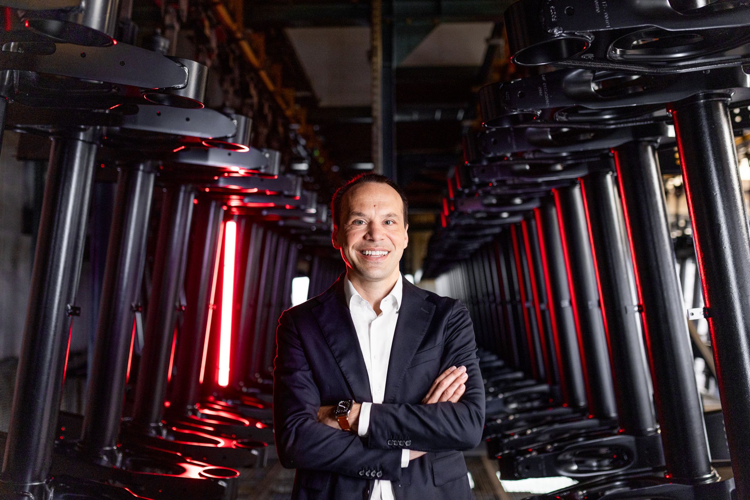 Executive Portrait im industriellen Produktionsumfeld von SAF-HOLLAND mit technischer Lichtinszenierung