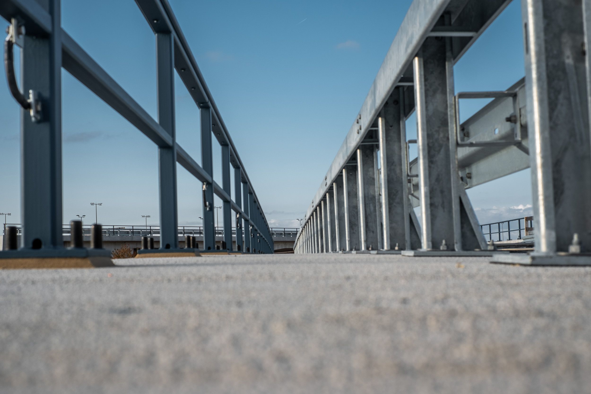 Baustellenfotografie Terminal 3 Frankfurt – Brücke mit Beton-Geländer im Tiefbau