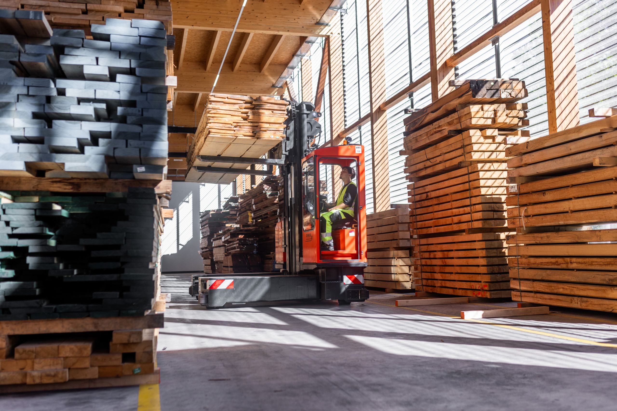 Detailaufnahme des Dimos Staplercockpits im Holzindustrie-Einsatz – B2B Content für Technik und Vertrieb.