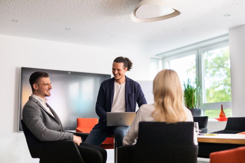 Gruppenfoto im Besprechungsraum in Frankfurt bei Fotoshooting für Employer Branding