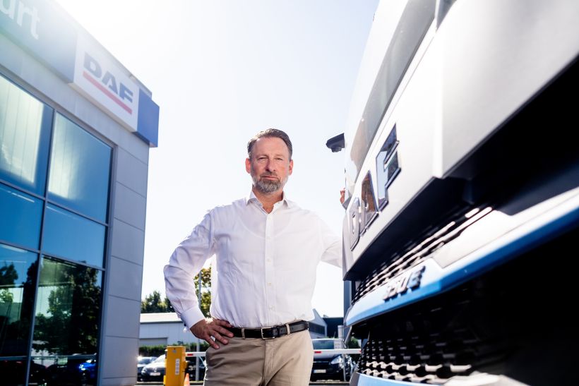 CEO Portrait Christoph Fitz an einem DAF Truck am Standort Frankfurt