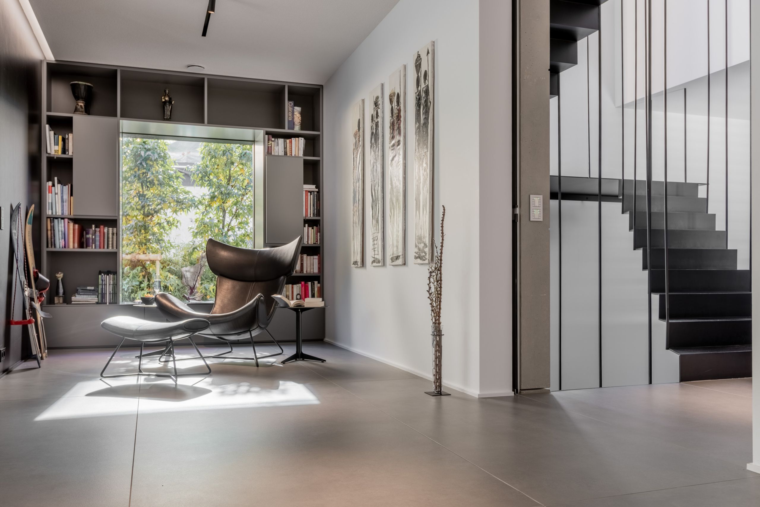 Fluransicht mit klarer Linienführung und moderner Gestaltung in der Praxis Dr. Enaia, Fulda