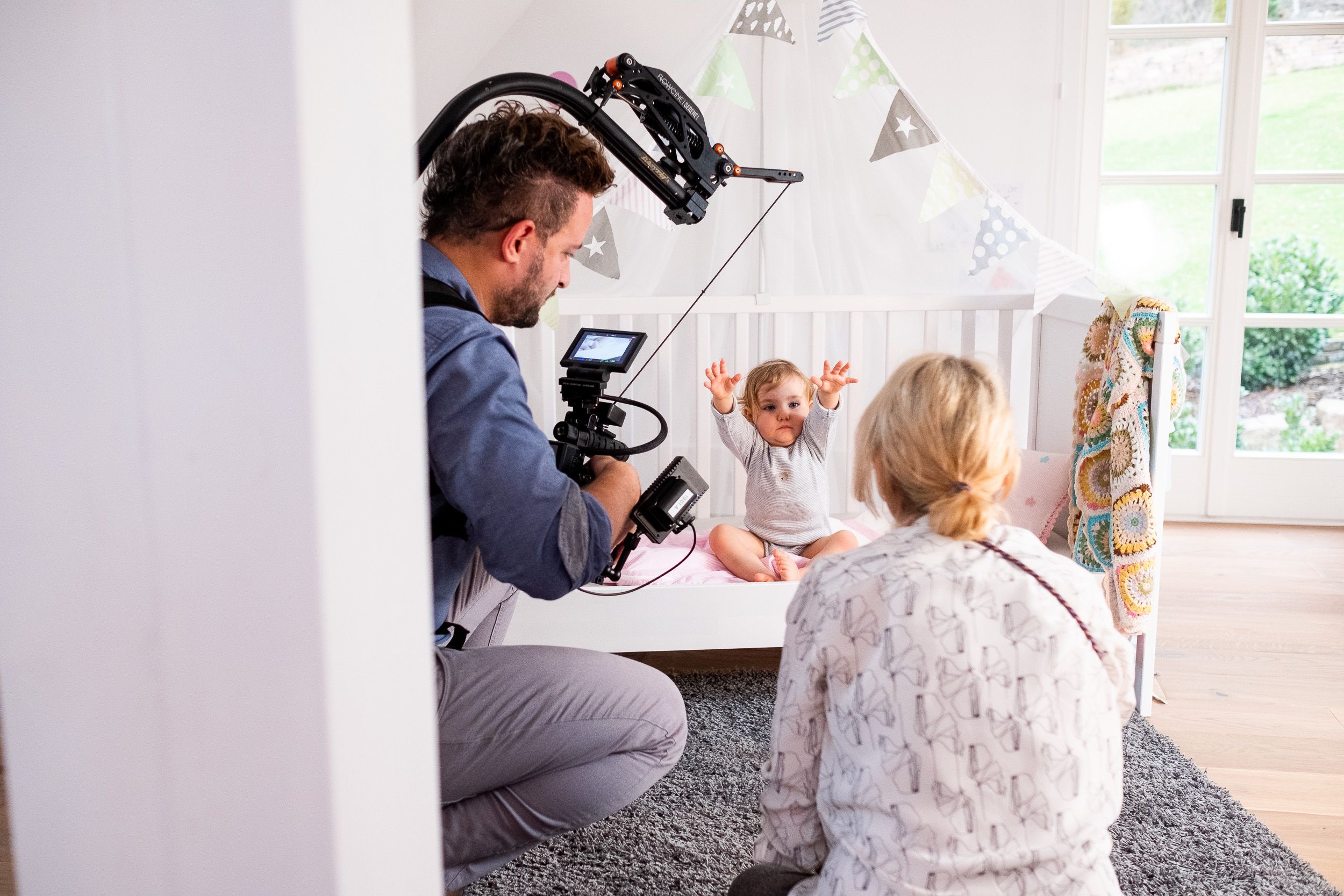 Filmproduktion & Werbefotografie für Kinder & Babyspielzeug von Sterntaler - Kameramann mit Baby und Mutter