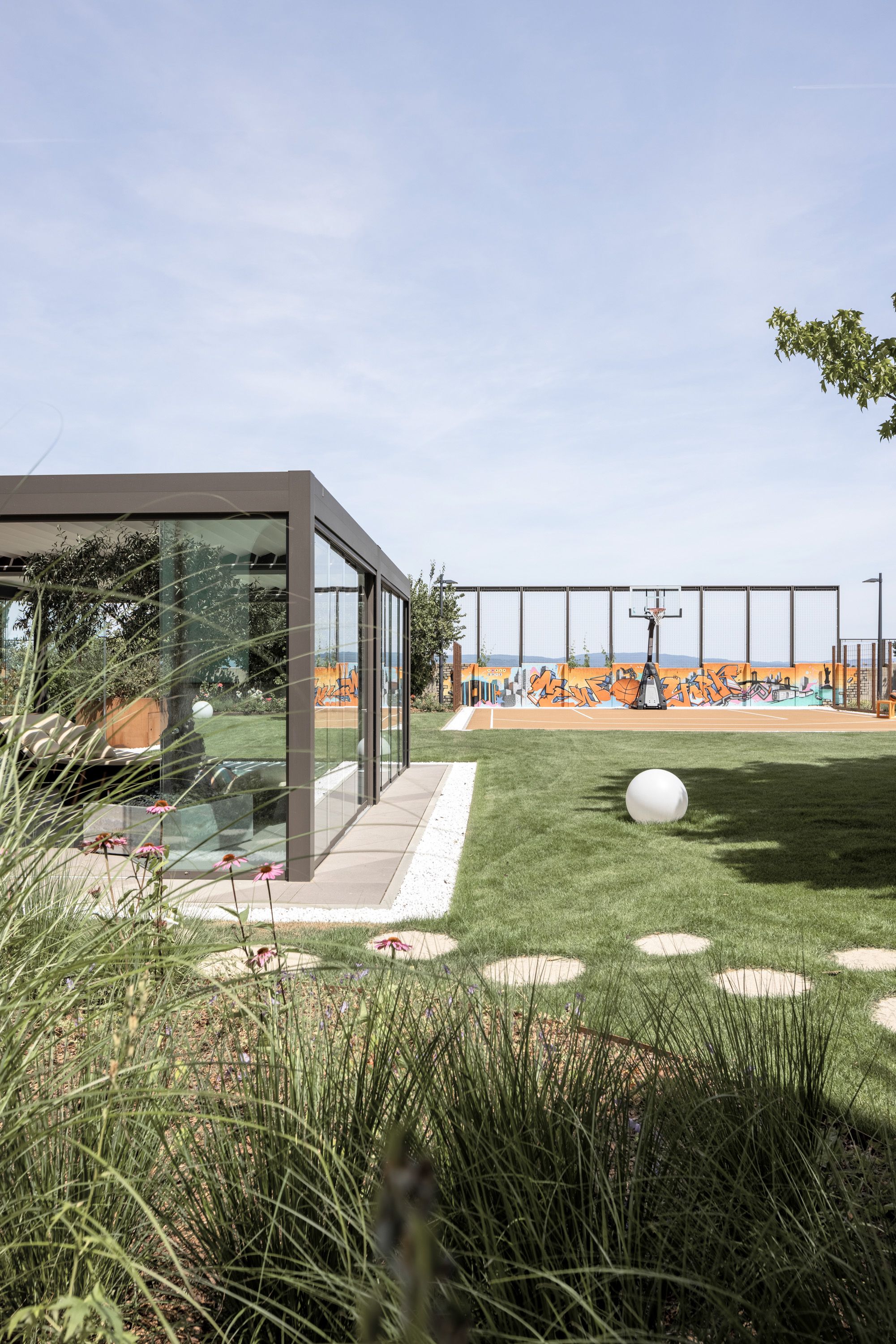 Aufnahme eines Gartens mit Basketballplatz und Wintergarten - Landschaftsfotografie und Architektur für Gartengestaltung für Lookbooks