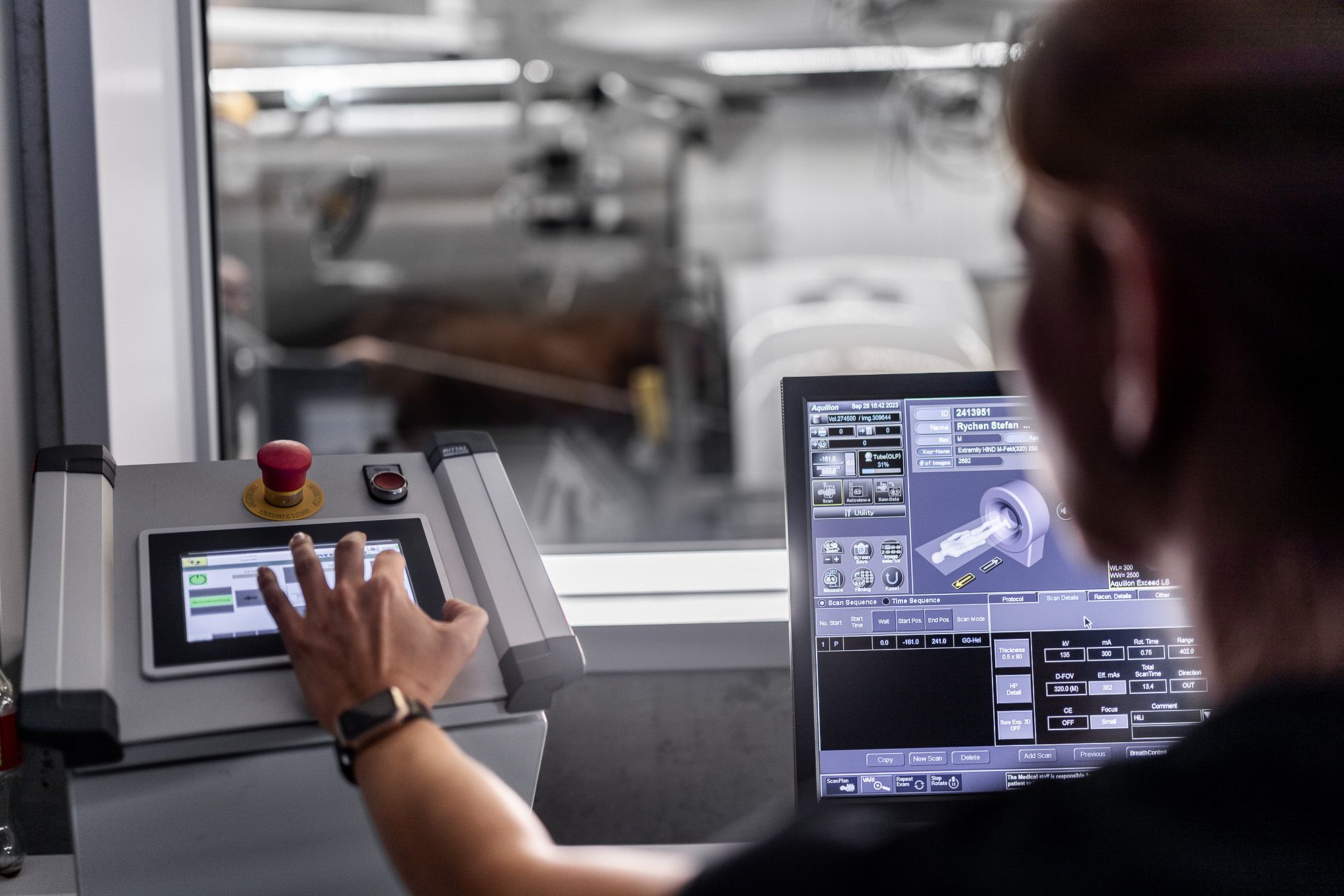Tierärztin bedient CT-Scanner im Operationsumfeld – Qalibra CT