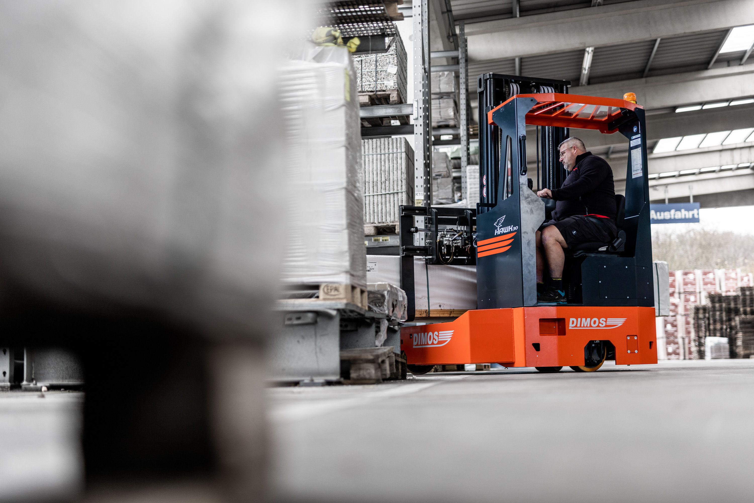Mehrwegestapler von Dimos manövriert Langgut in Lagerlogistik – Contentagentur-Produktion für Industrieunternehmen.