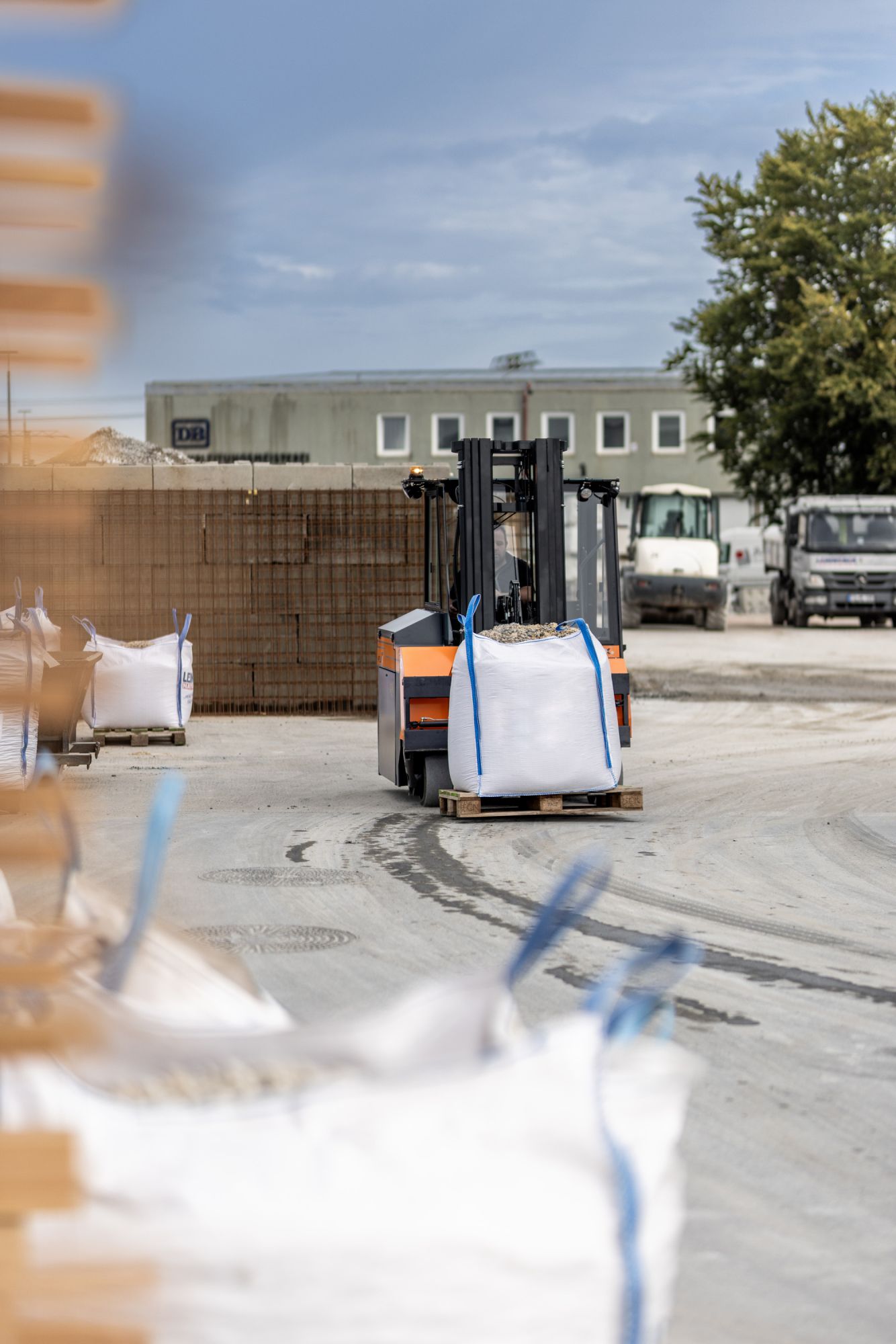 Hubtex Flux im Einsatz bei Fotoshooting für industriebetrieb Hubtex B2b