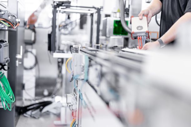 Halbleiter Industrie Werbefotograf - Montage einer Box in einer Technischen Anlage