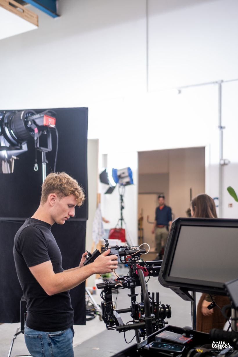 Luis Henkel von Löffler Content & Socials bereitet Red Komodo mit Freefly M15 im Studio für Filmdreh vor.