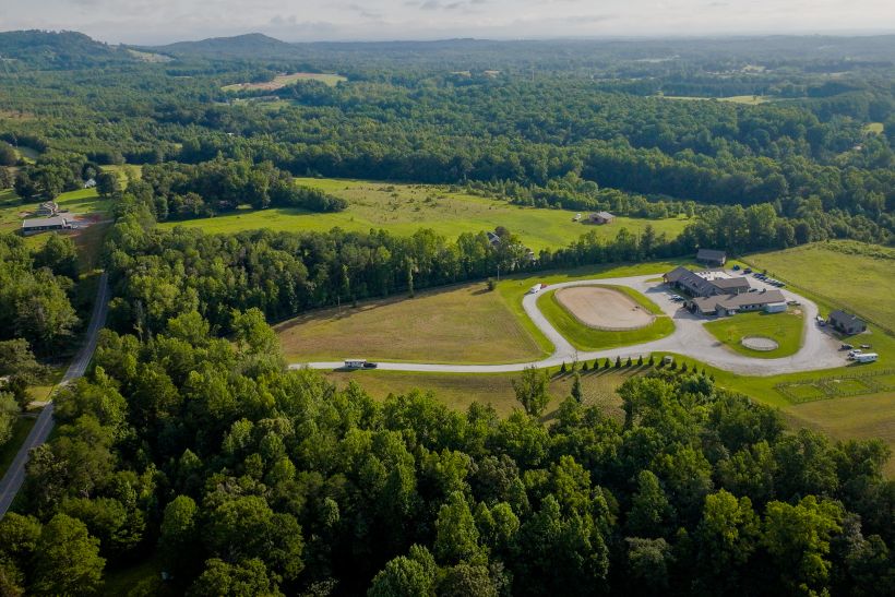 Aerial mit Drohne in Tryon Equine Clinic - Pferdeklinik aus der Luft in den Blue Rich Mountains Contentproduktion