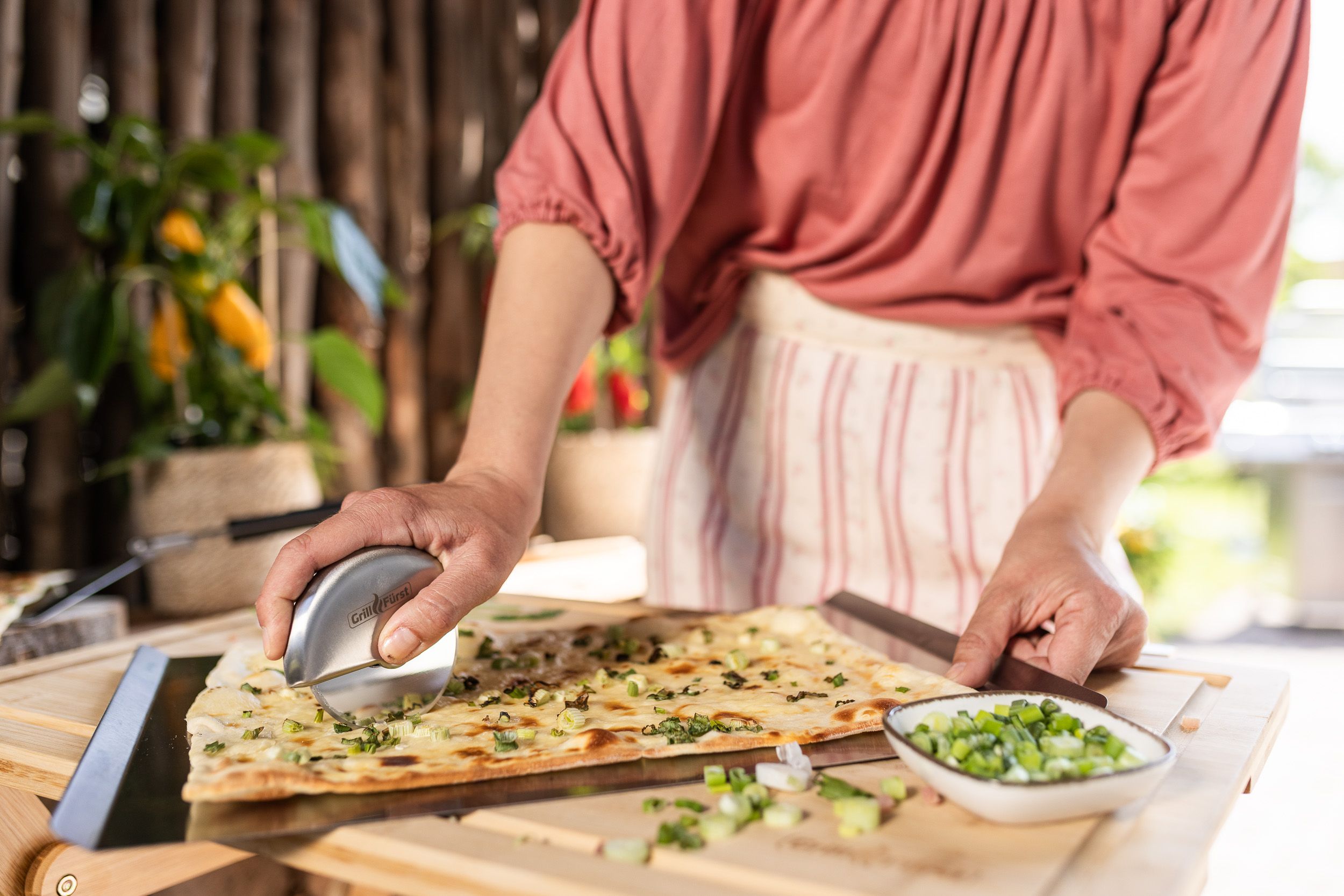 Onlineshop Produkt beim Fotoshooting in Aktion - Grillfürst Pizzaschneider in Flammkuchen