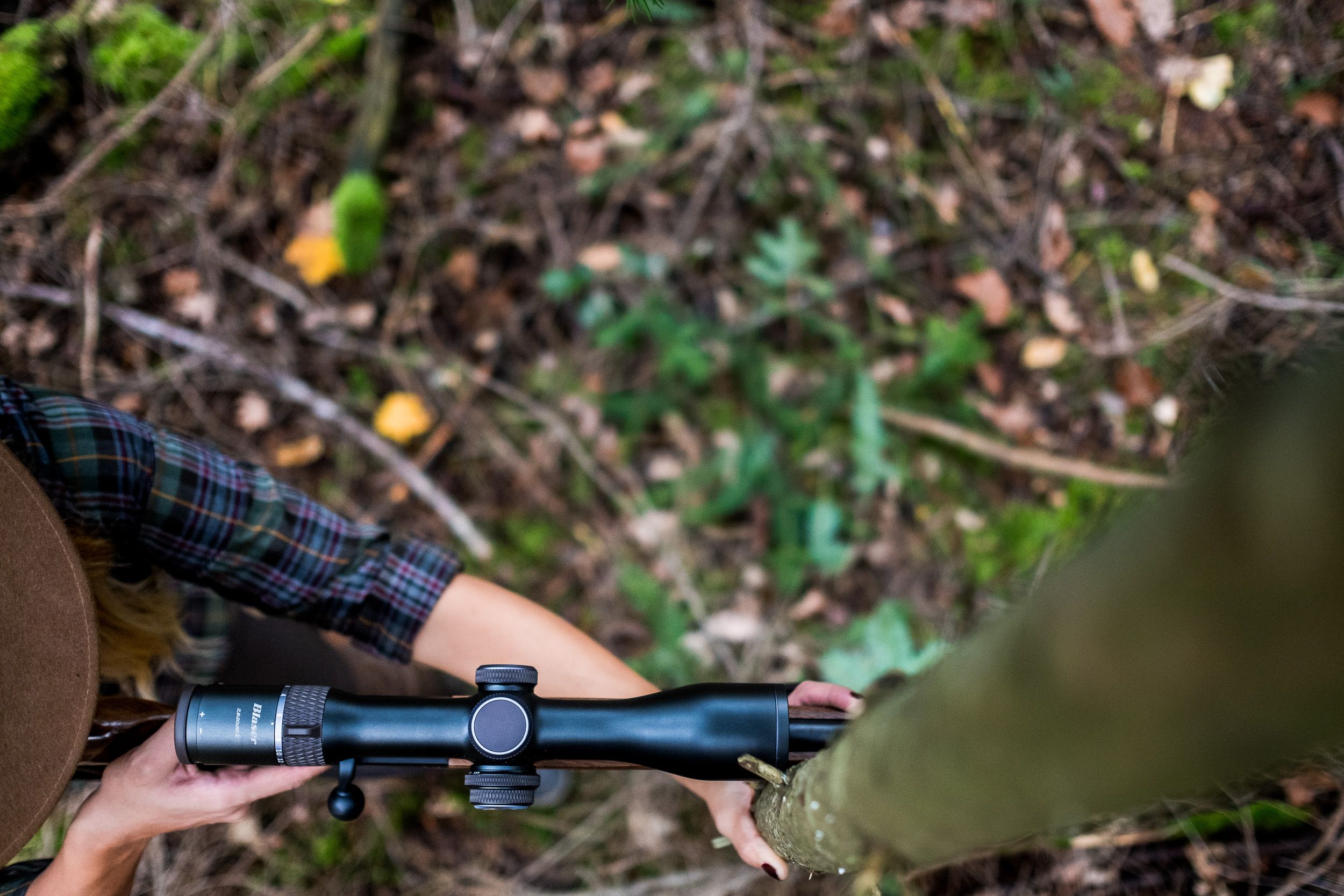 Jägerin im Wald unterwegs  für Werbefotoshooting in Bayern