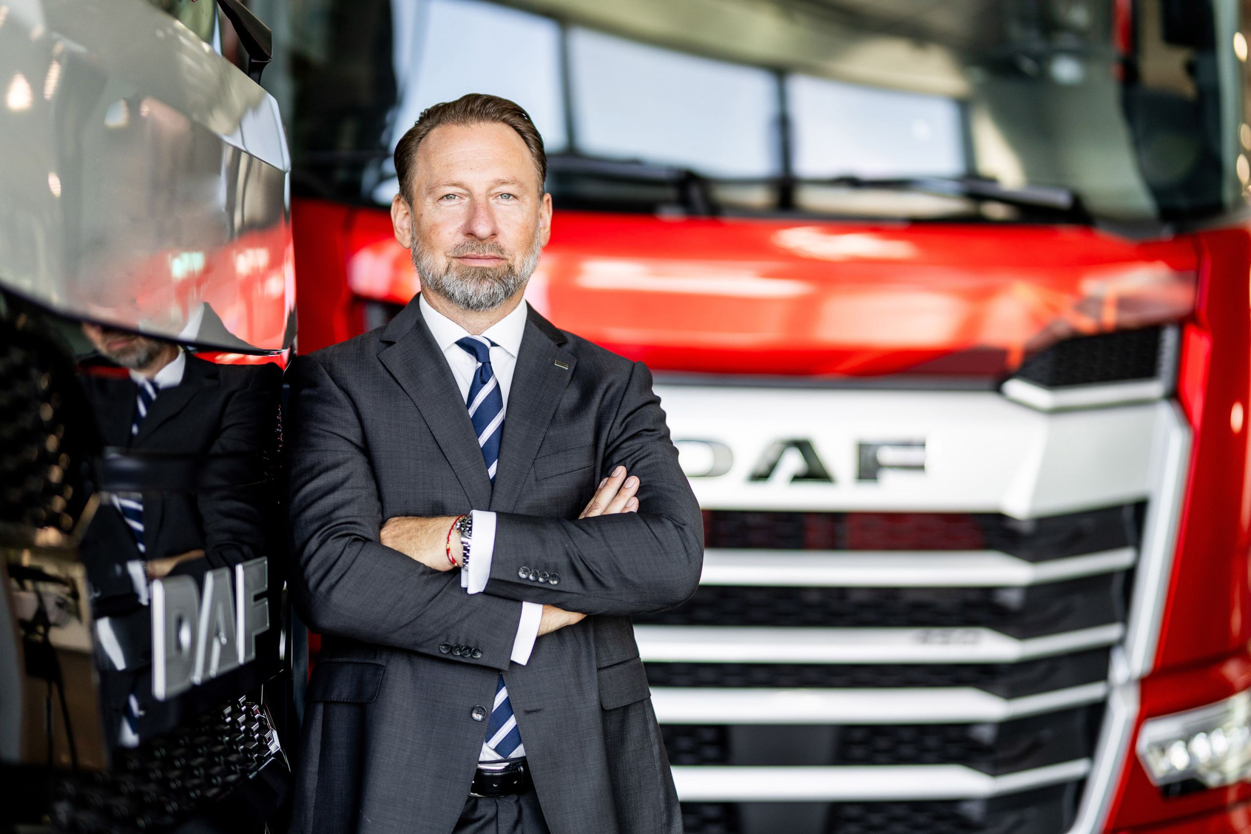 Schwarzweiß Executive Portrait von Christoph Fitz vor DAF Trucks Frankfurt