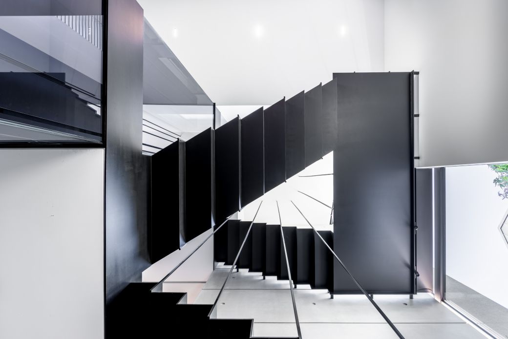 Moderne Stahl-Treppe im Innenraum – Architekturfotografie für exklusive Innenarchitektur