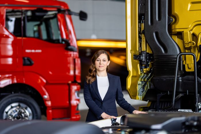 Fotoproduktion in München - Business Potraits von Führung & Management bei MAN zwischen zwei LKWS in Rot und Gold