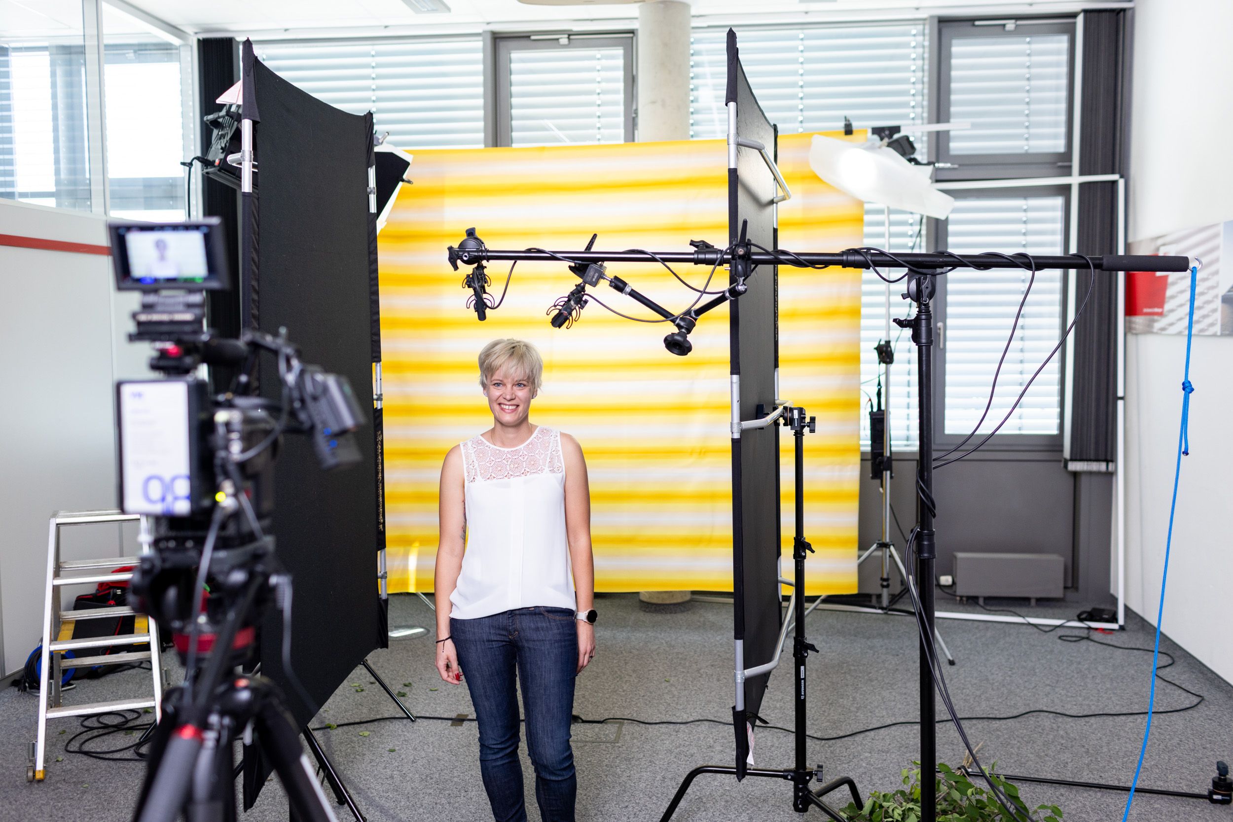 Frau steht im Studio für Recuruiting Video und Jobclips