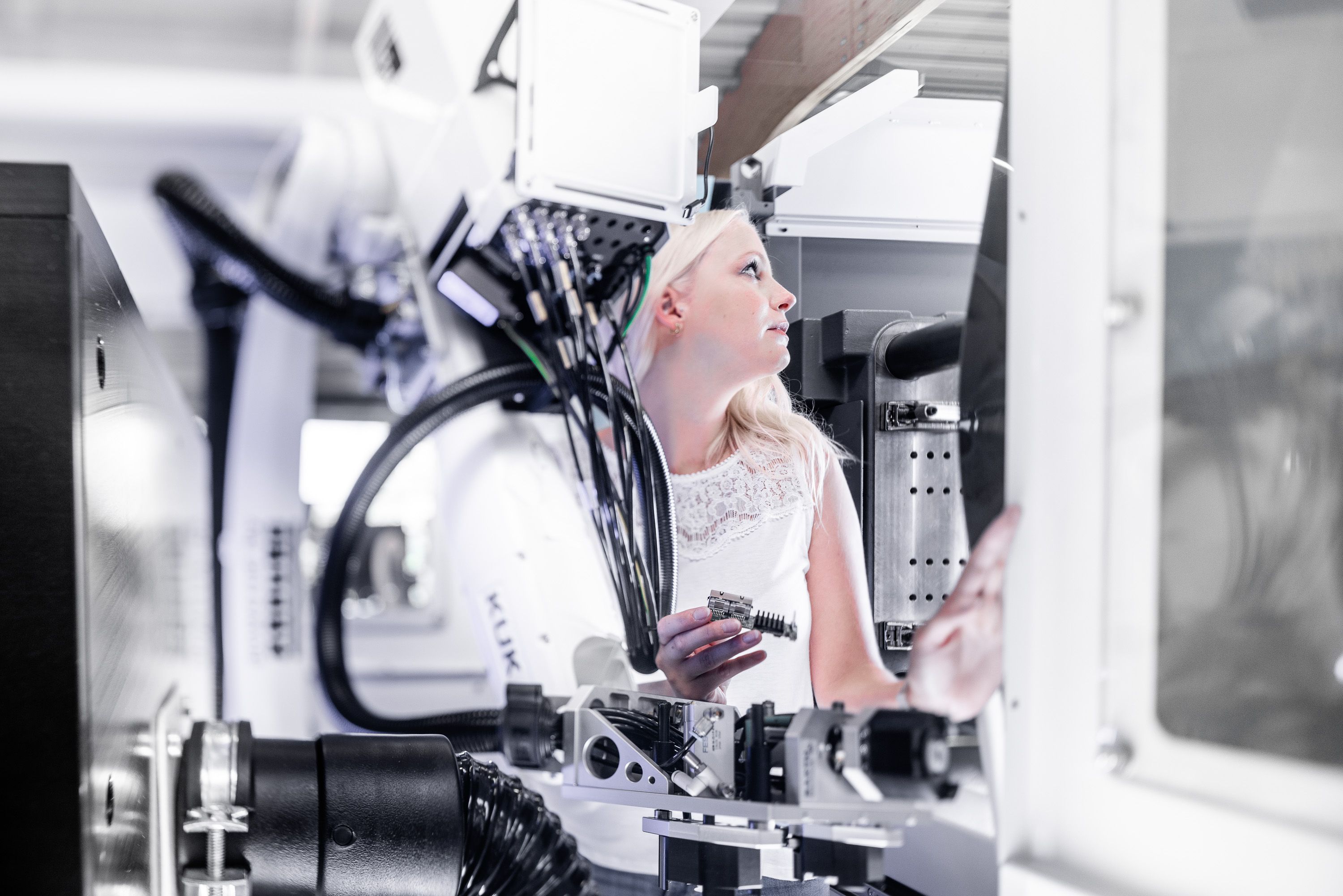 Frau steht in einem Roboter Gehäuse bei Photoshooting des Frankfurter Unternehmens Hilscher