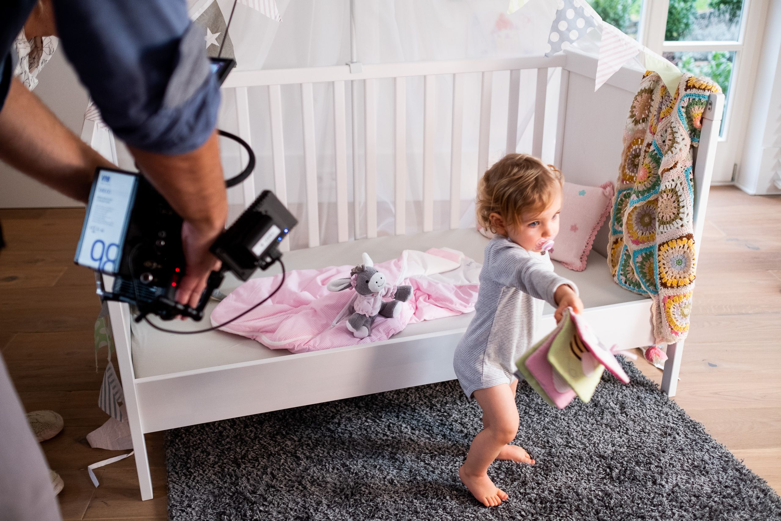 Sterntaler Baby Chilling Box Filmproduktion und Contentproduktion für Social Media von Sterntaler - Baby mit Buch wird gefilmt von Kameramann