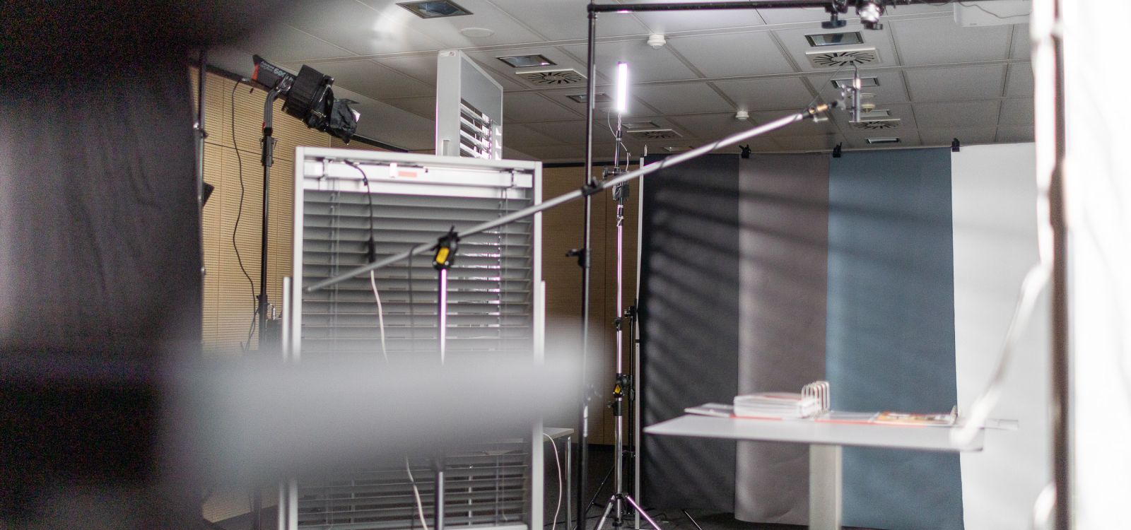 Filmstudio in einem Besprechungsraum aufgebaut und ausgeleuchtet - Set-Design der Filmproduktion