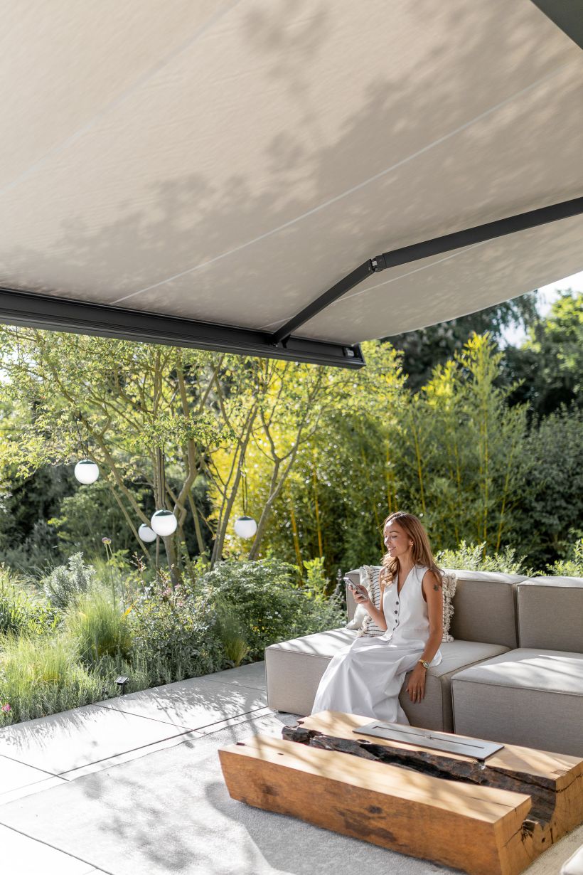 Portrait und Editorial Shooting für PR und Marketing von Warema - Rosemarie Thiedmann im Garten auf Sofa