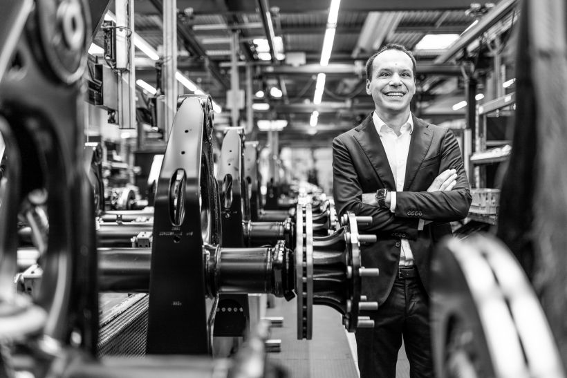 Executive Portrait im Produktionsumfeld bei SAF-HOLLAND – President EMEA zwischen Achsenmodulen im Werk