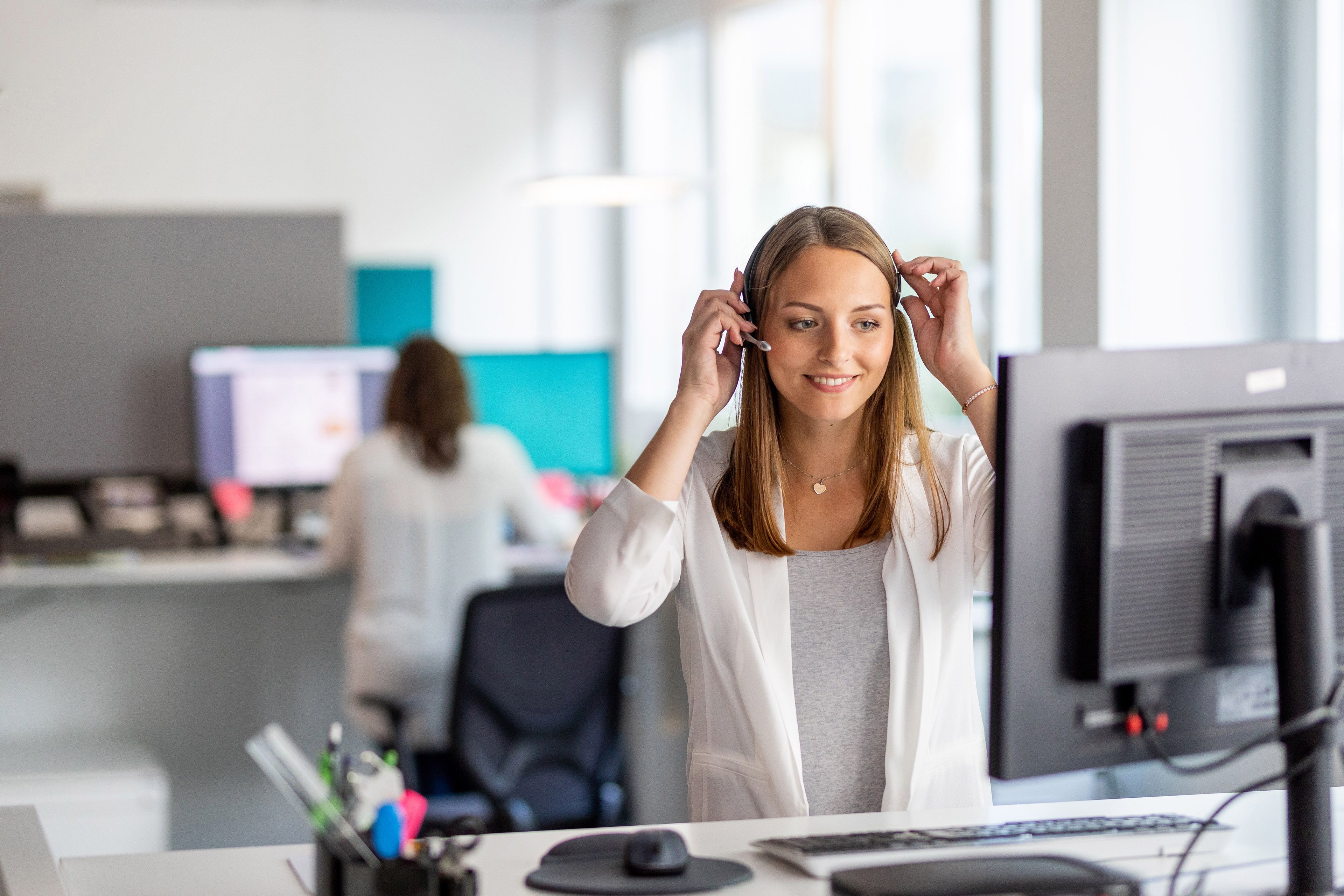 Werbefotograf für Employer Branding Kampagnen und Konzepte in Frankfurt - Frau mit Headset