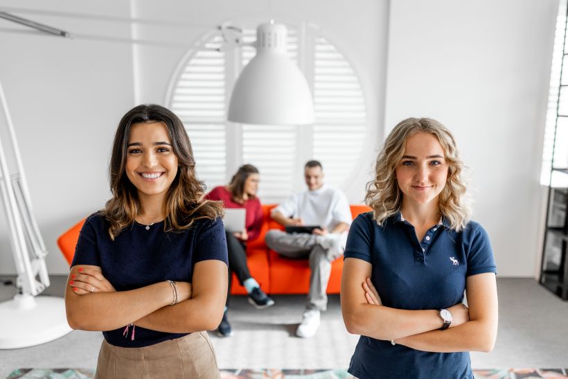 2 Mitarbeiterinnen mit verschränkten armen beim Employer Fotoshooting