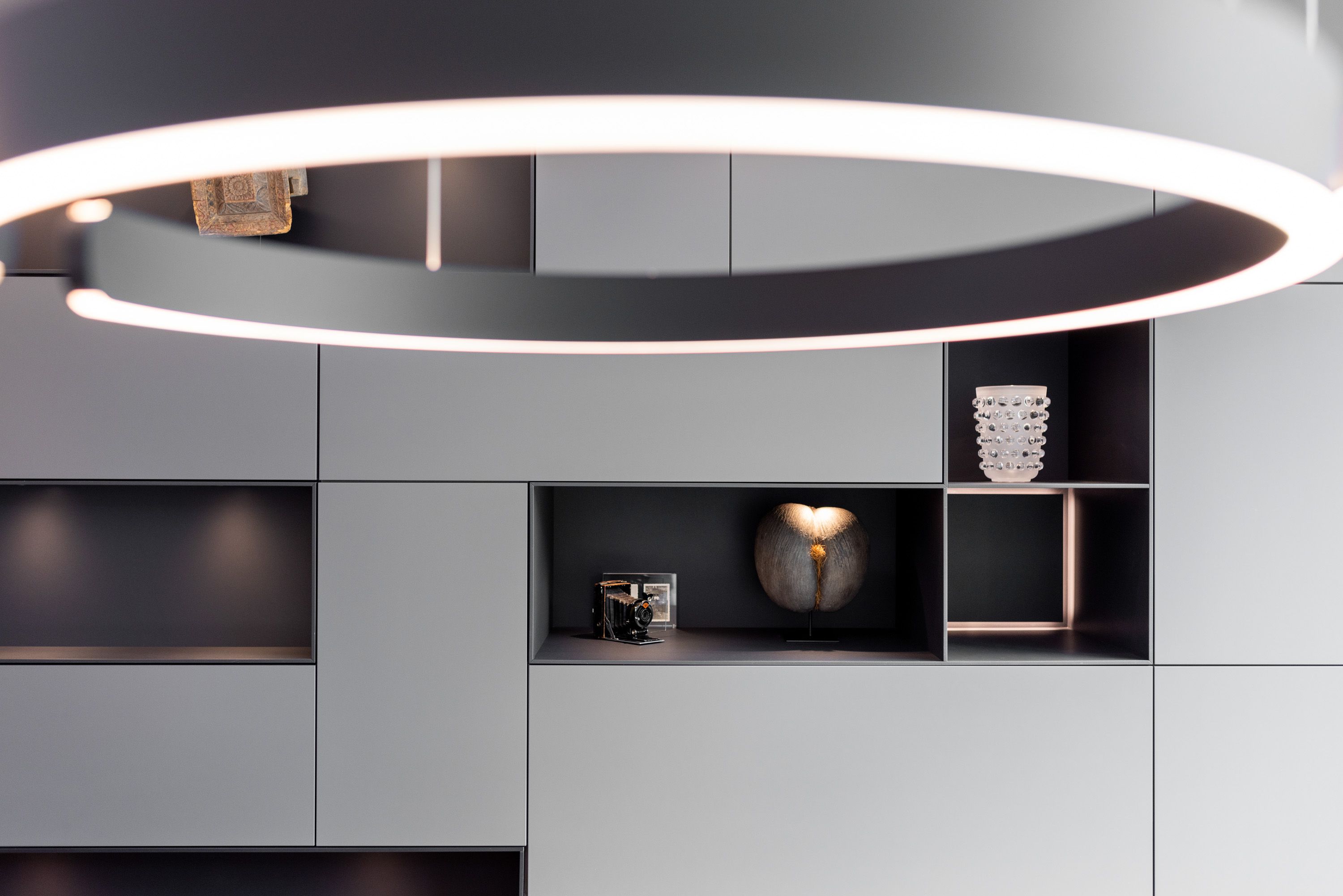 Wohnwand mit stilvollen Details – Interior Content-Produktion für Möbel- und Designagenturen