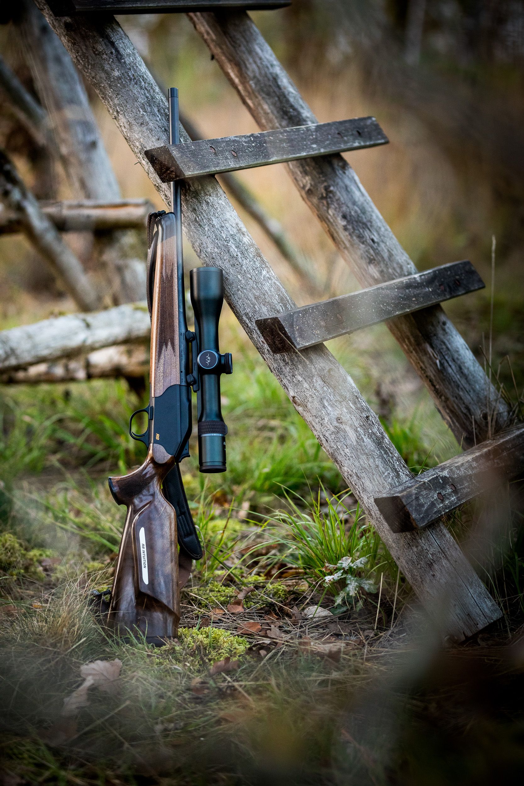 Blaser R8 steht am Hochsitz - Werbefotografie für Jägerin und Blaser