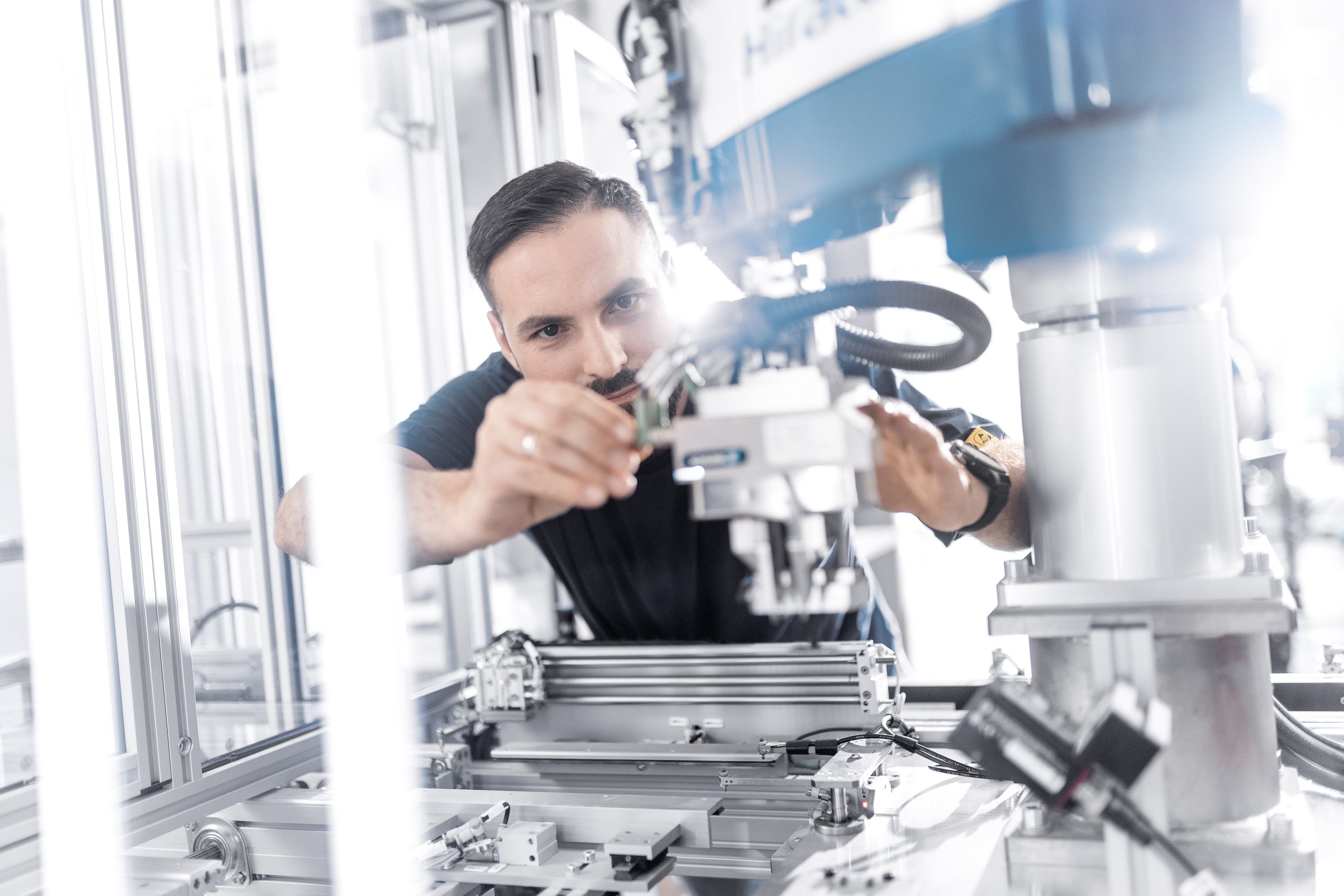 Content Creation & Werbefotografie in Rhein Main für Technik, IT, Dienstleistungsunternehmen & Banken - Person steht an Roboter