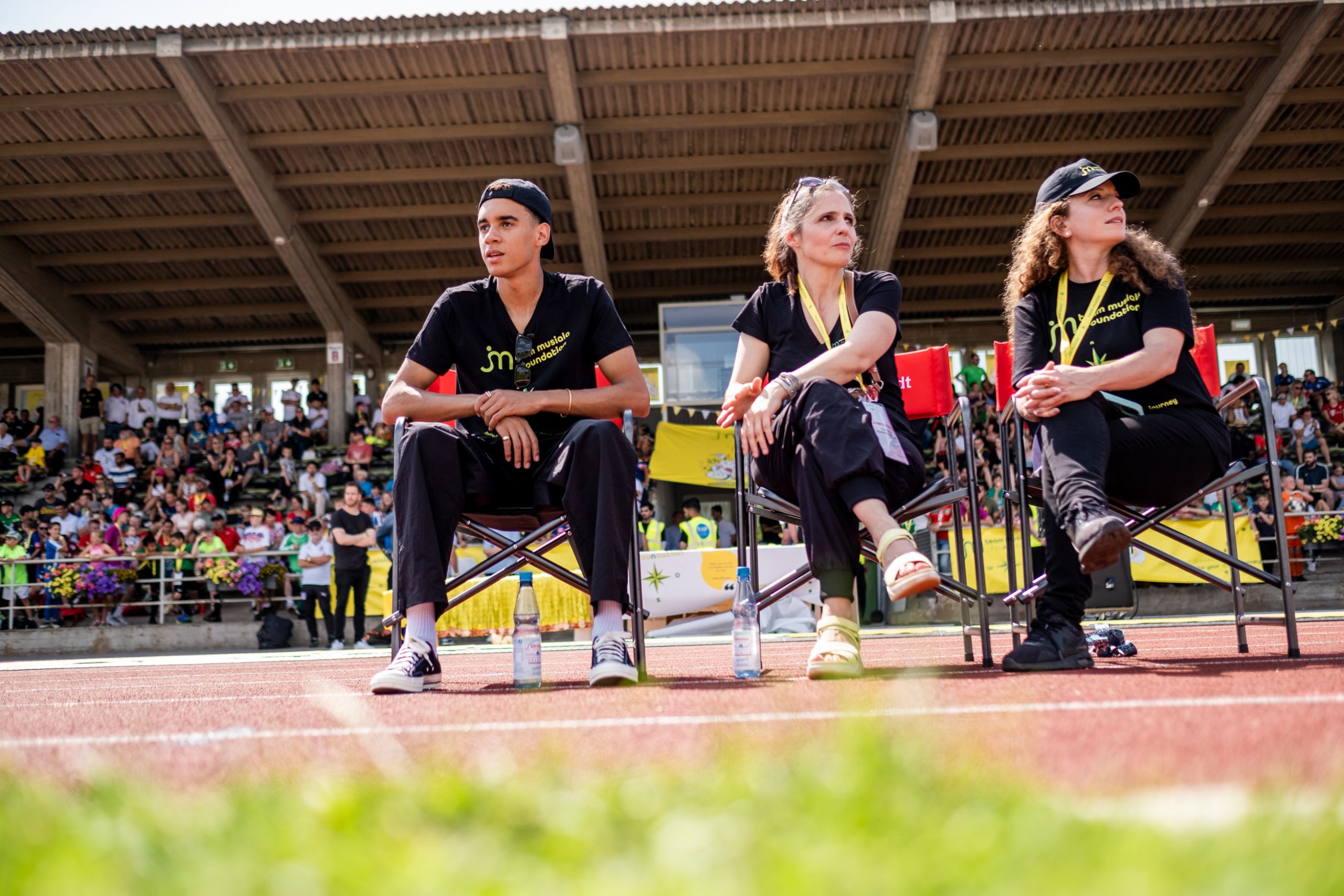 Launch der Jamal Musiala Foundation – PR Foto Caroline Musiala, Jamals Musiala am Spielfeld Rand