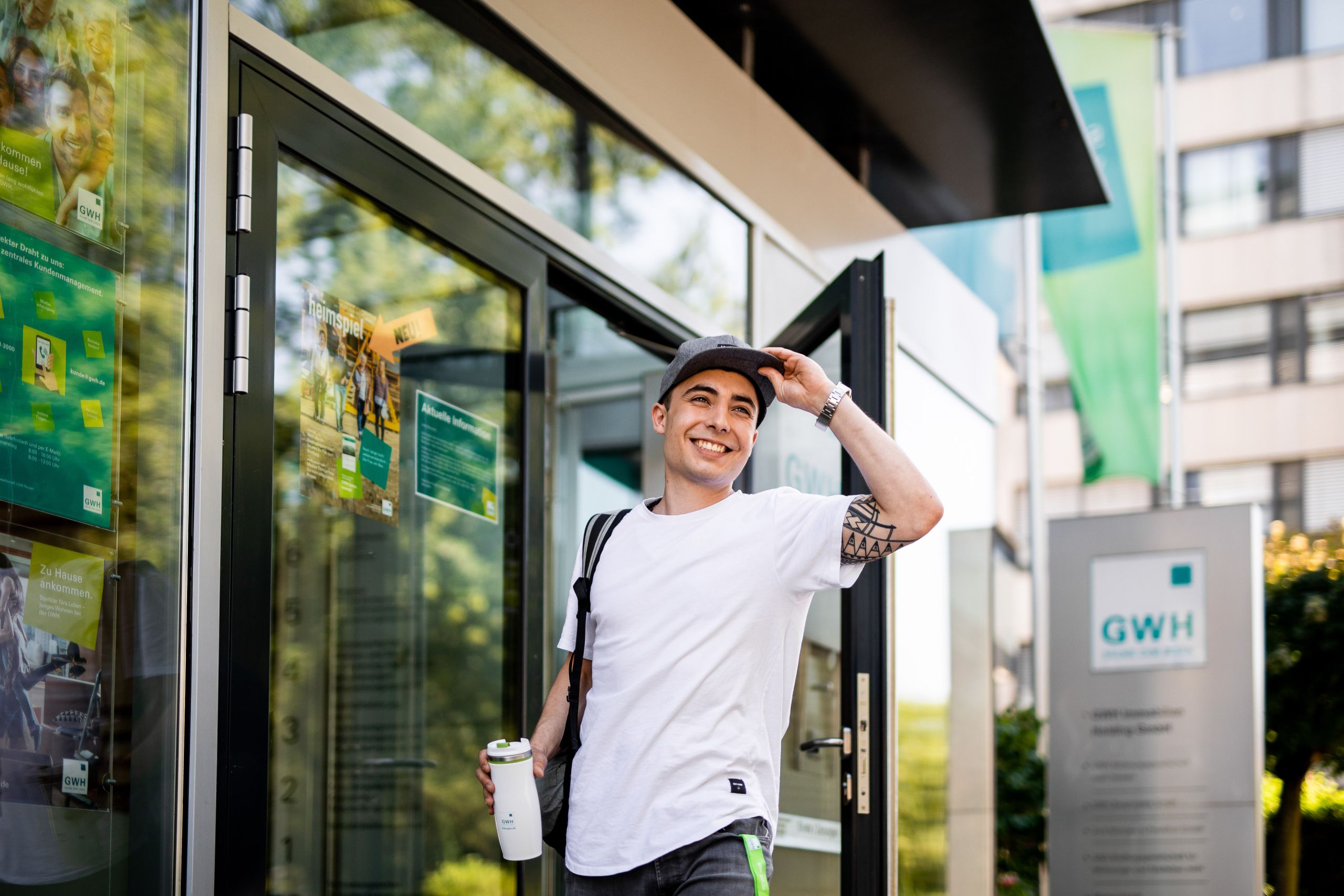 Mitarbeiter verlässt Gebäude - kreatives Lifestyle Bild für Employer Branding in Frankfurt