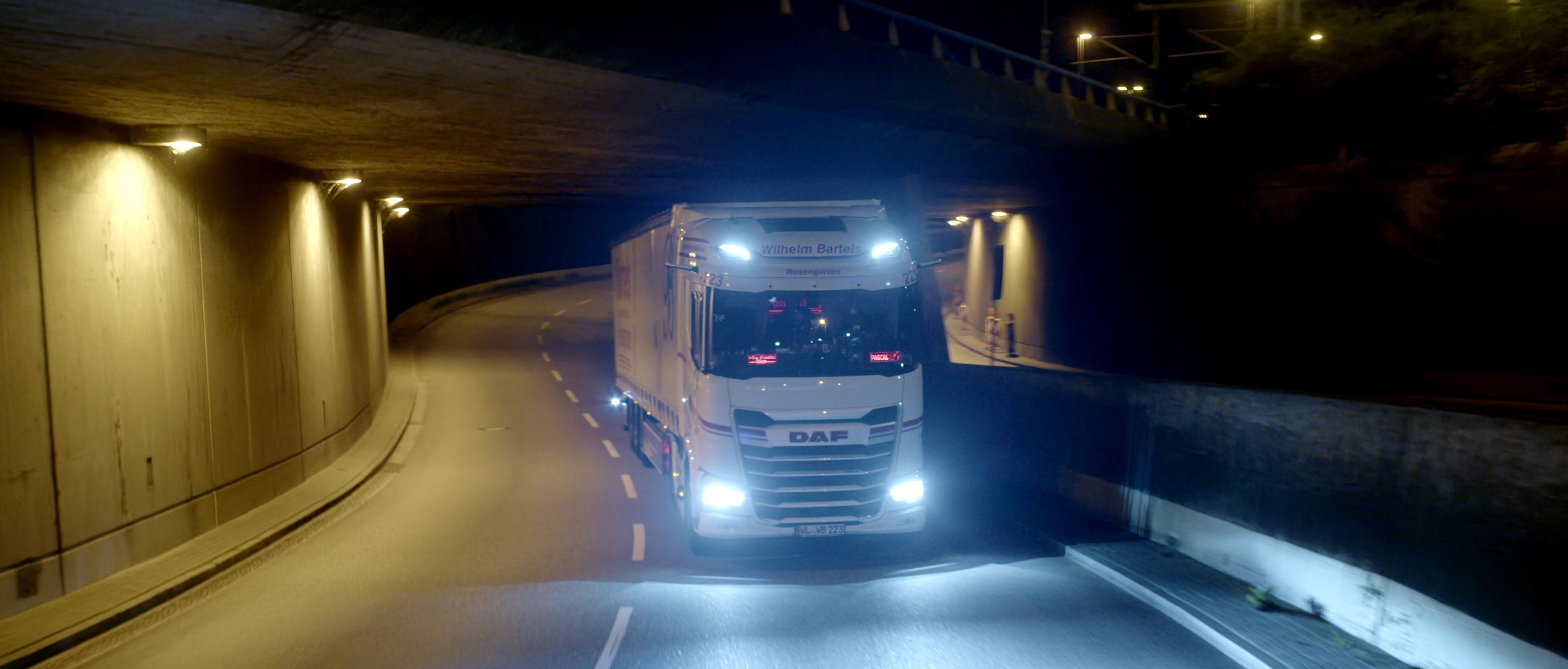 Testimonial und Markenfilm für LKW Hersteller - DAF Truck unter der Brücke in Hamburg bei Nacht